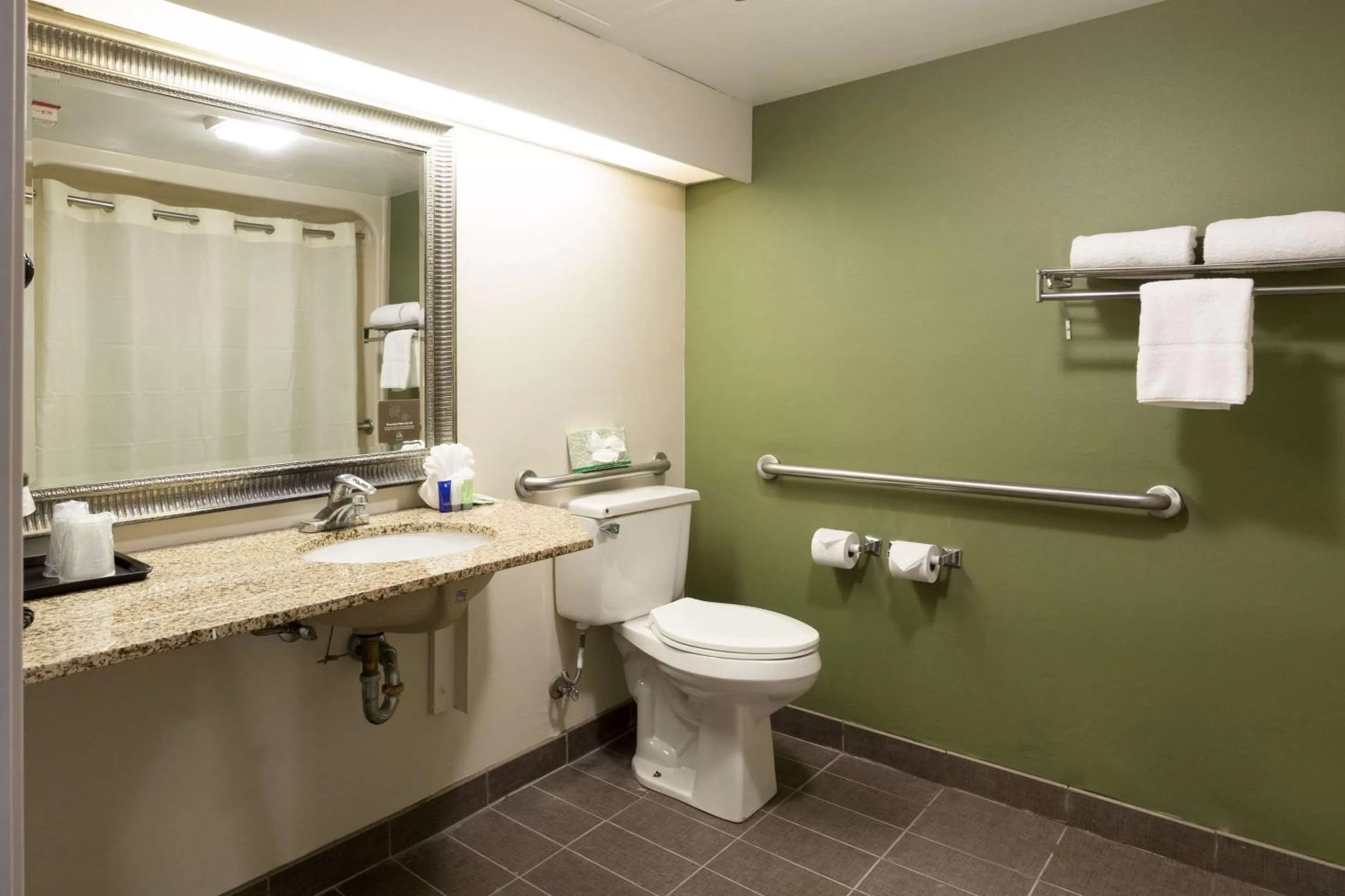 Bathroom in Sky Harbor Airport Inn