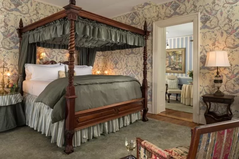Bed in Albemarle Inn - Asheville