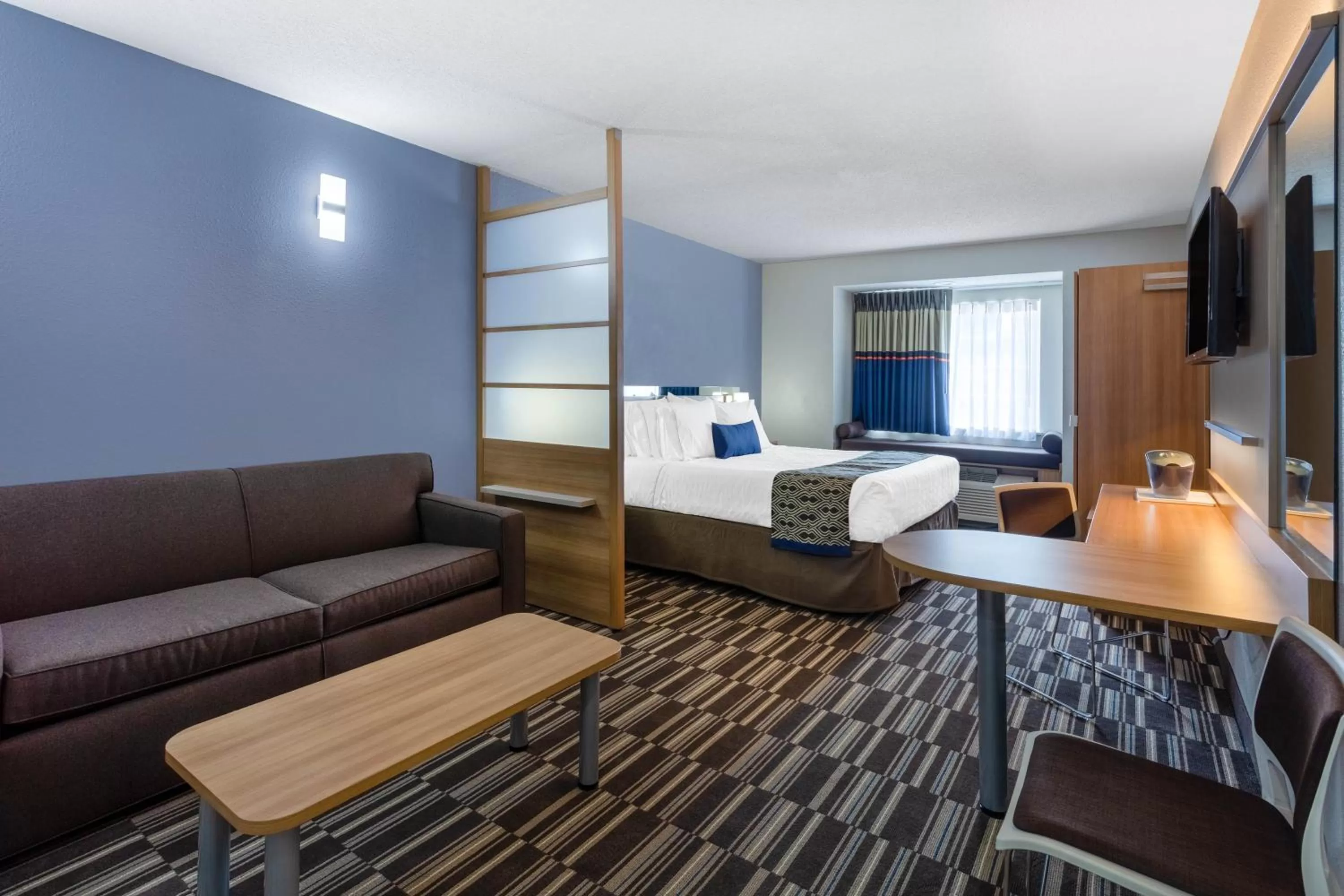 TV and multimedia, Bed in Microtel Inn & Suites by Wyndham Burlington