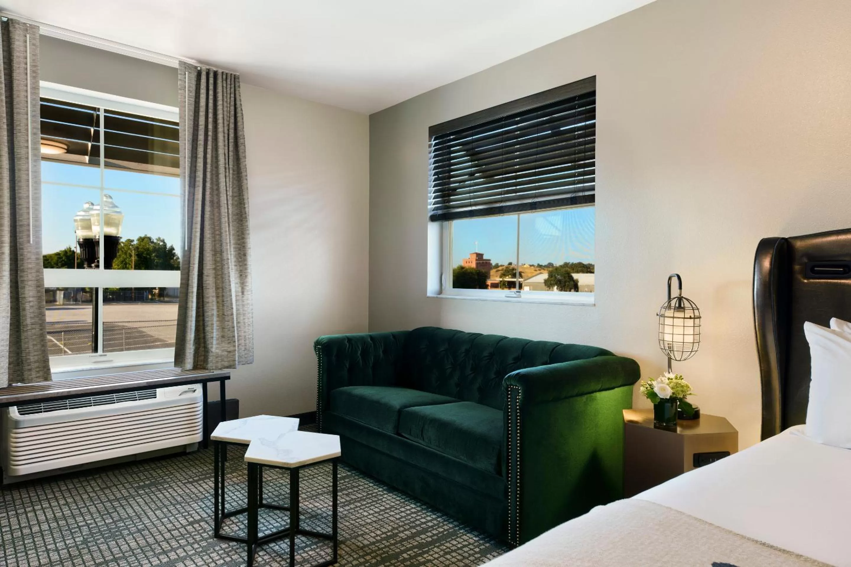 Seating area, Bed in Oxford Suites Paso Robles