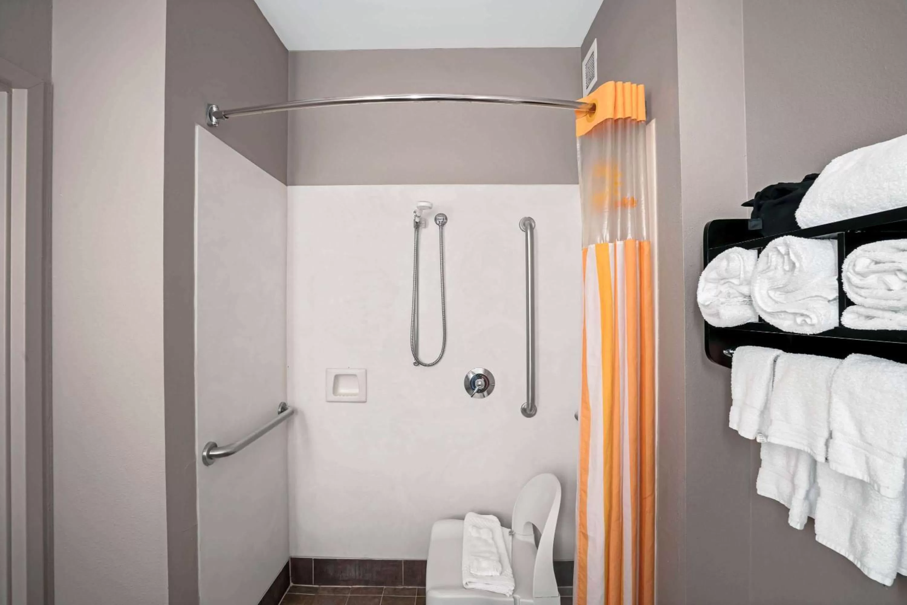 Shower in La Quinta by Wyndham Lebanon