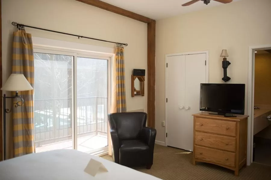 Patio, Bed in Benmiller Inn & Spa