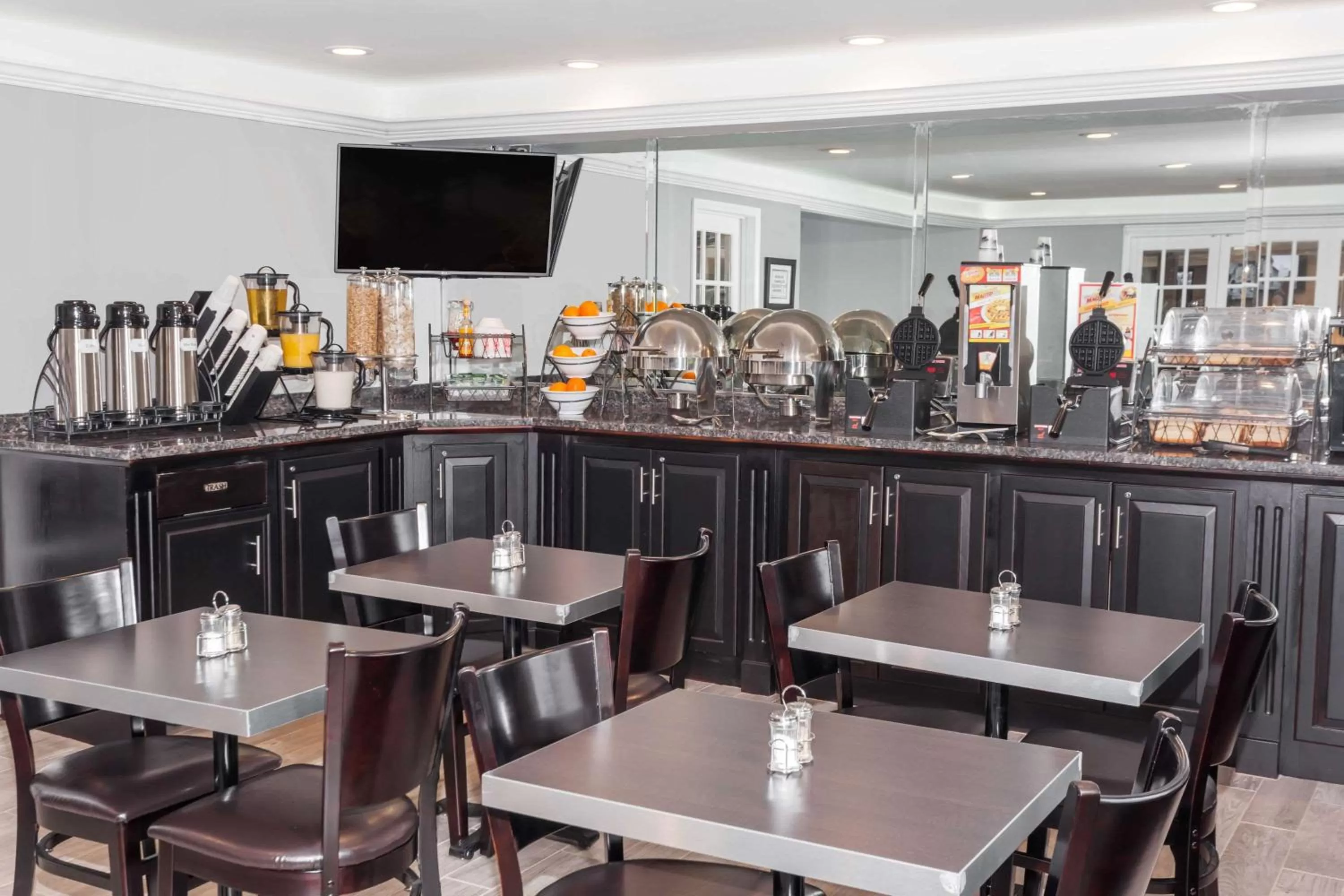 Restaurant/places to eat in Baymont by Wyndham Glenview