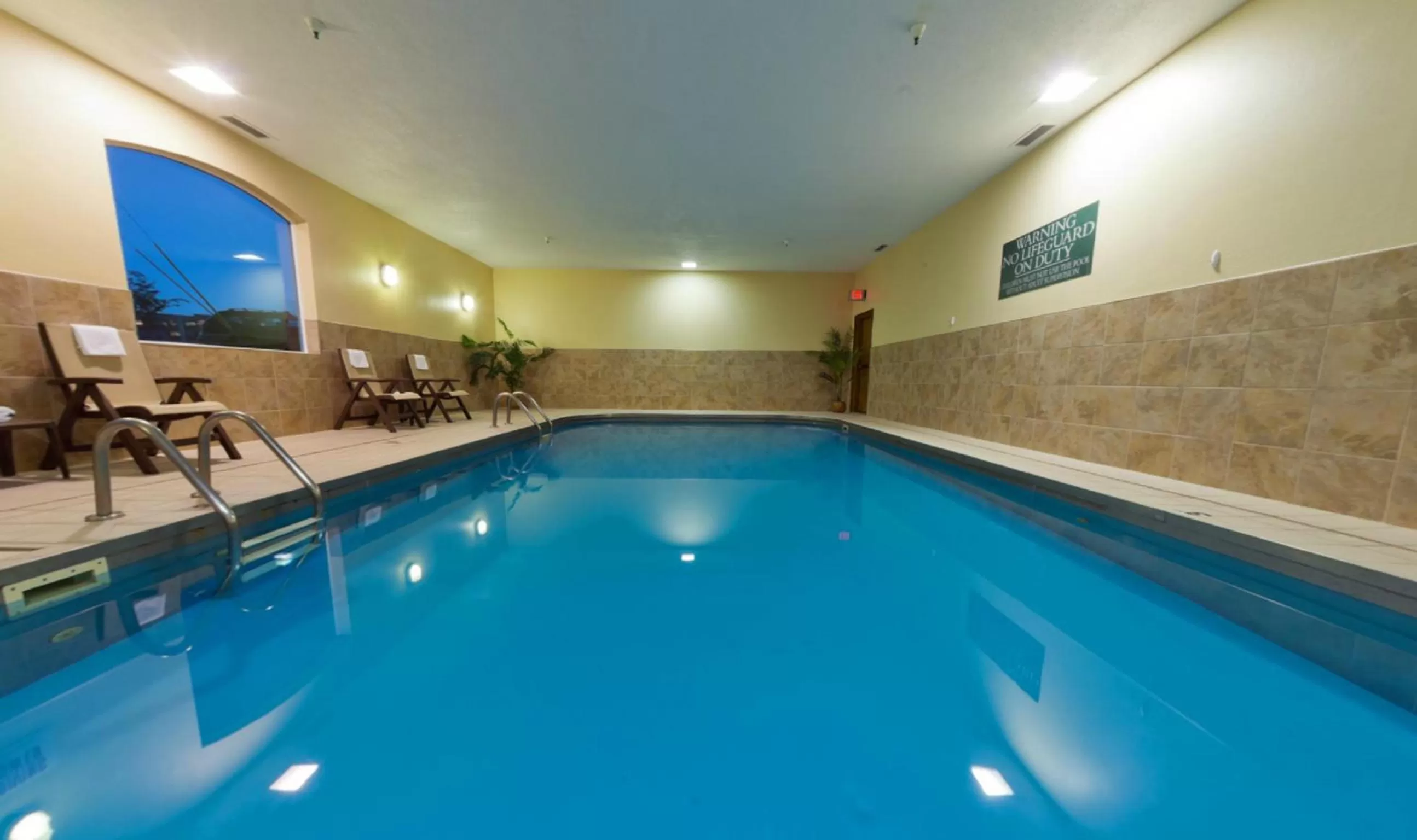 Swimming pool in Country Inn & Suites by Radisson, Sioux Falls, SD