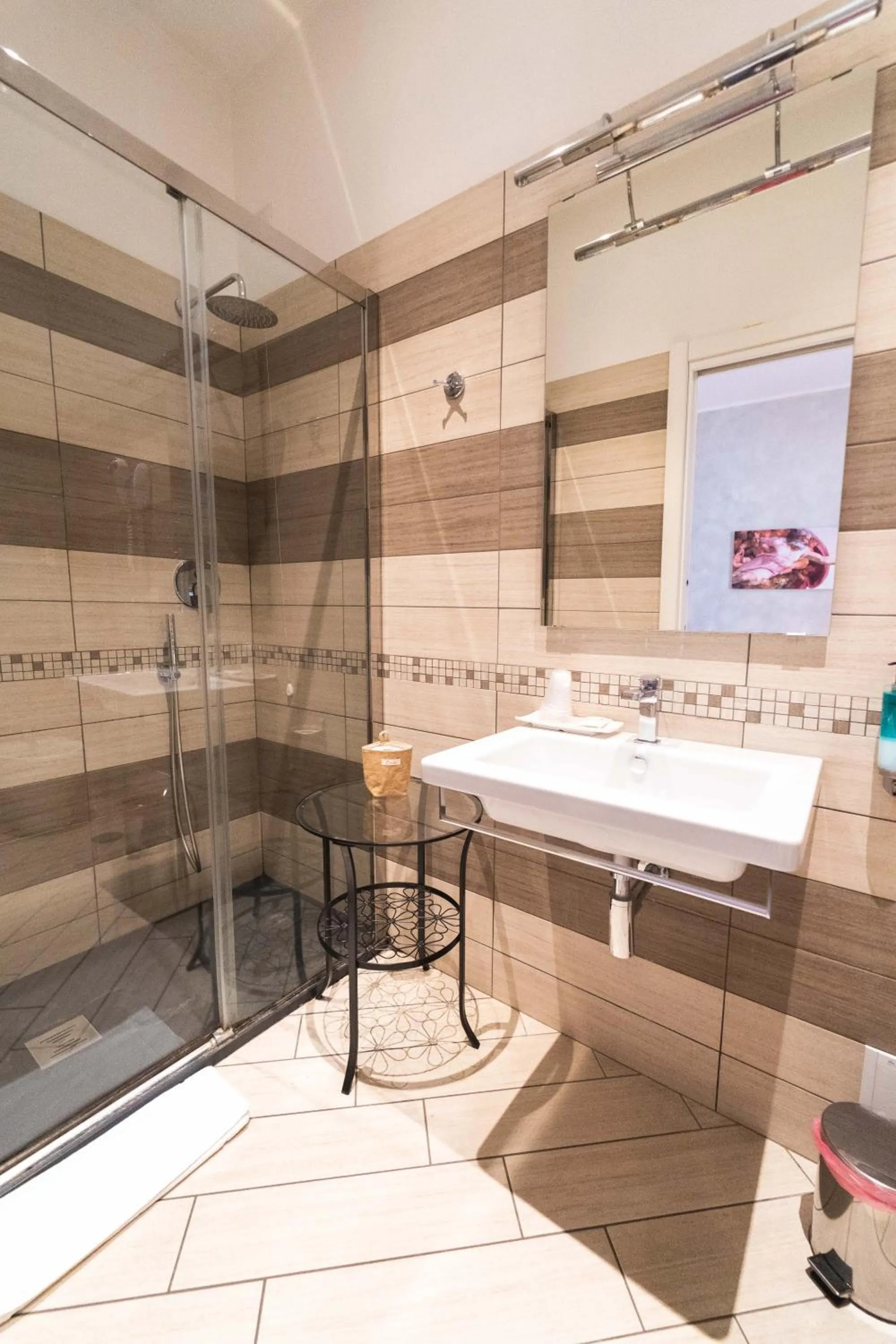 Shower in Rome Central Rooms