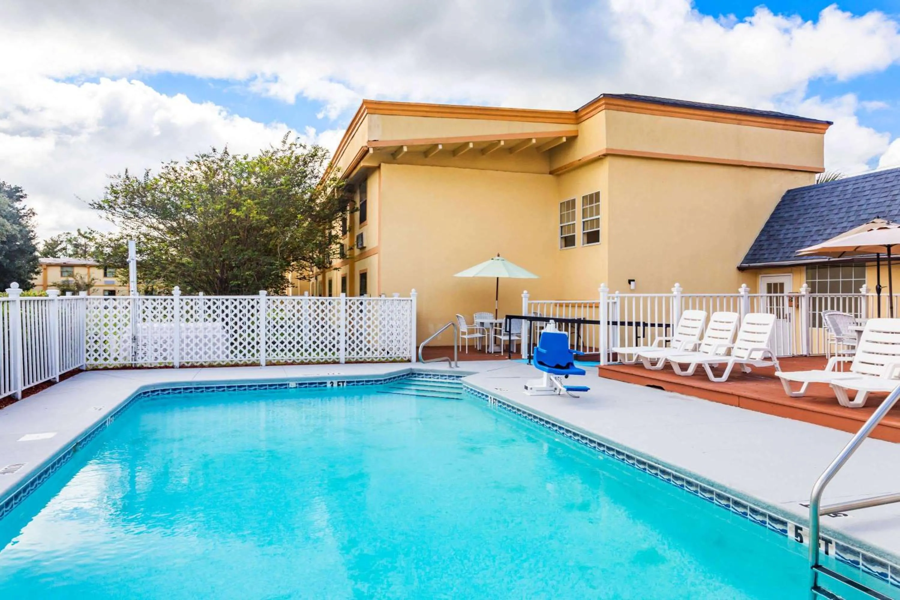 On site, Property Building in Howard Johnson by Wyndham Lake City