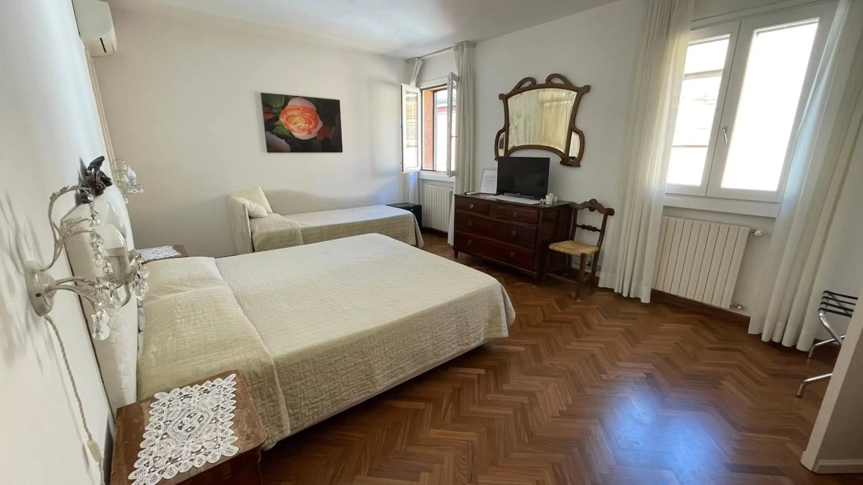 Triple Room in Ai Giardini di San Vitale Triple Room in Ai Giardini di San Vitale