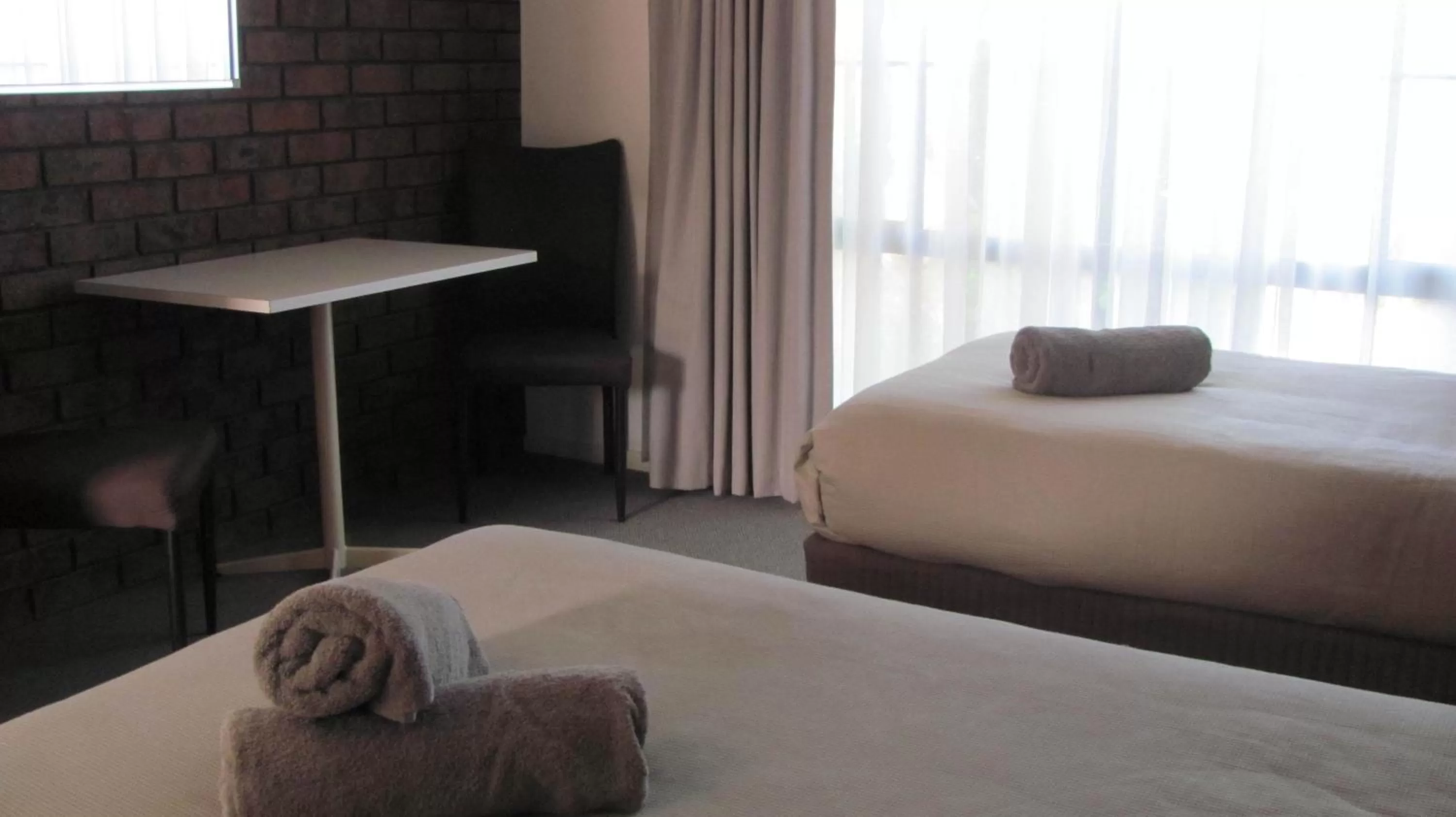 Dining area, Bed in Bristol Hill Motor Inn