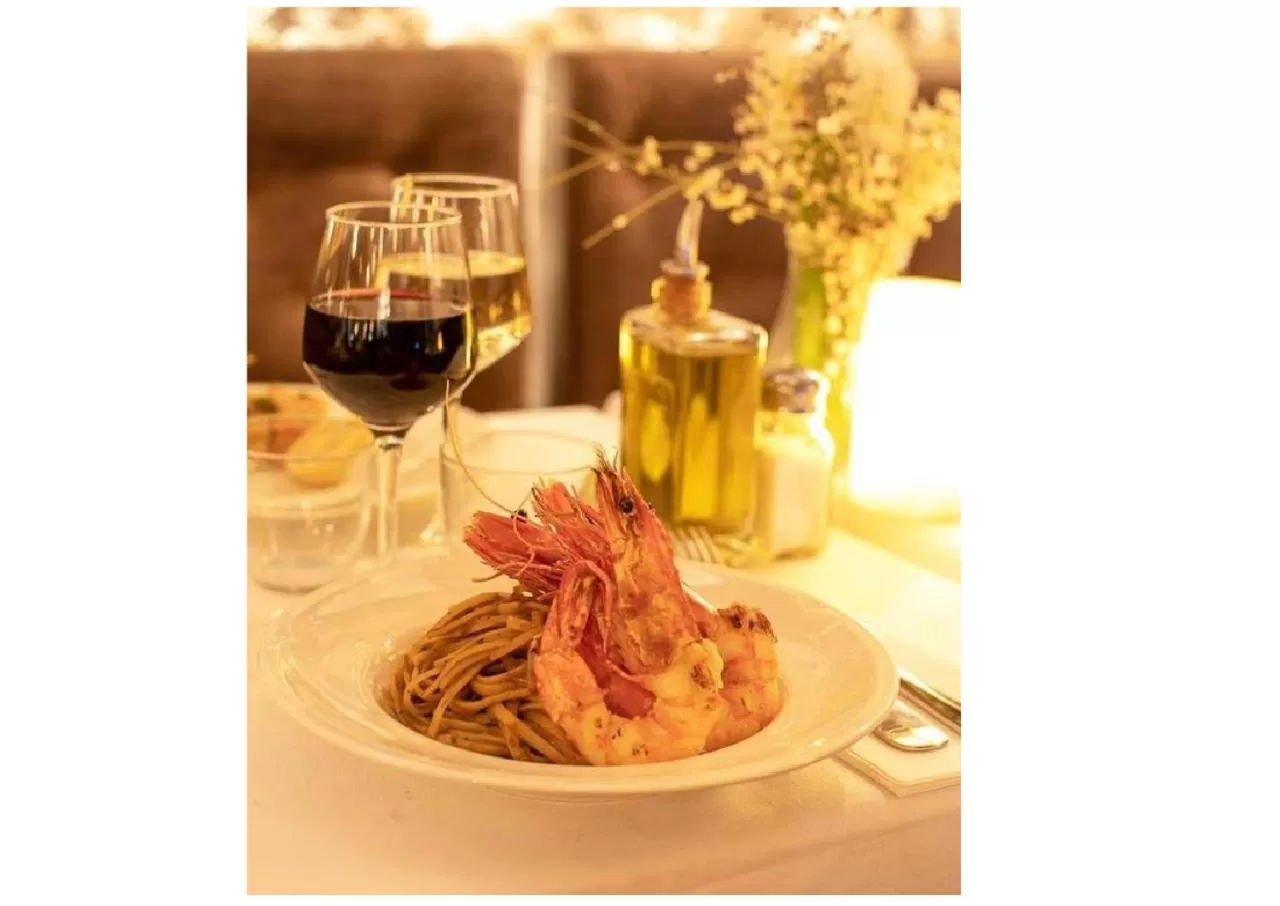 Restaurant/places to eat in Azurene Royal Hotel