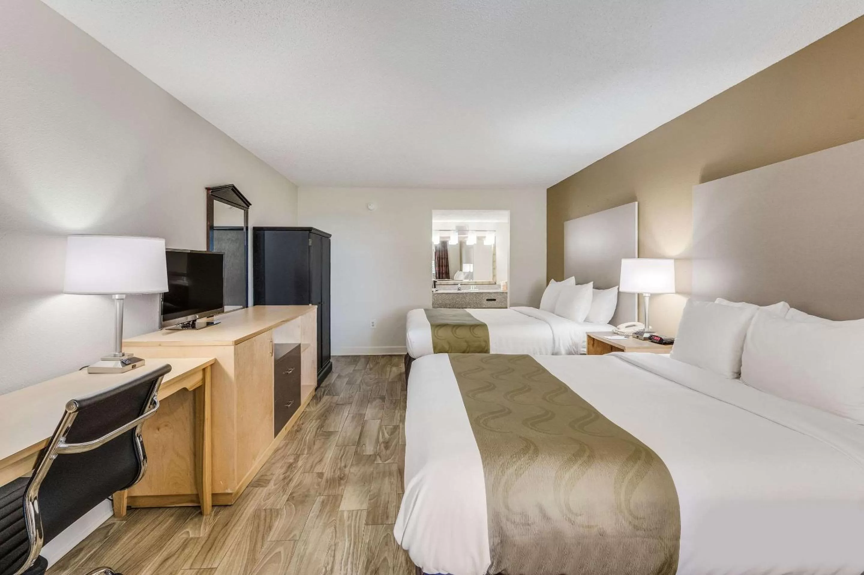 Photo of the whole room, Bed in Quality Inn & Suites Hot Springs-Lake Hamilton