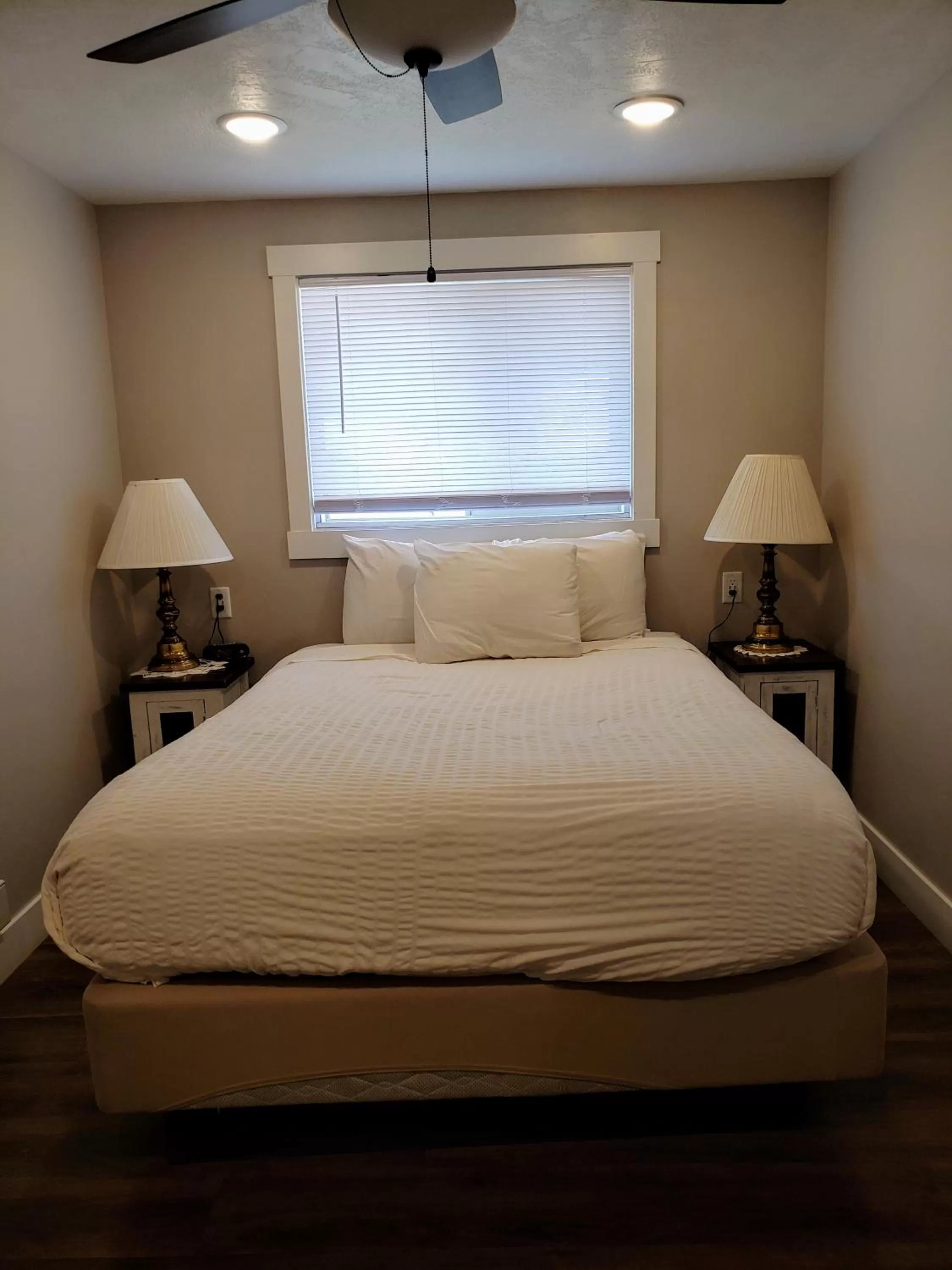 Bedroom, Bed in Flaming Gorge Resort