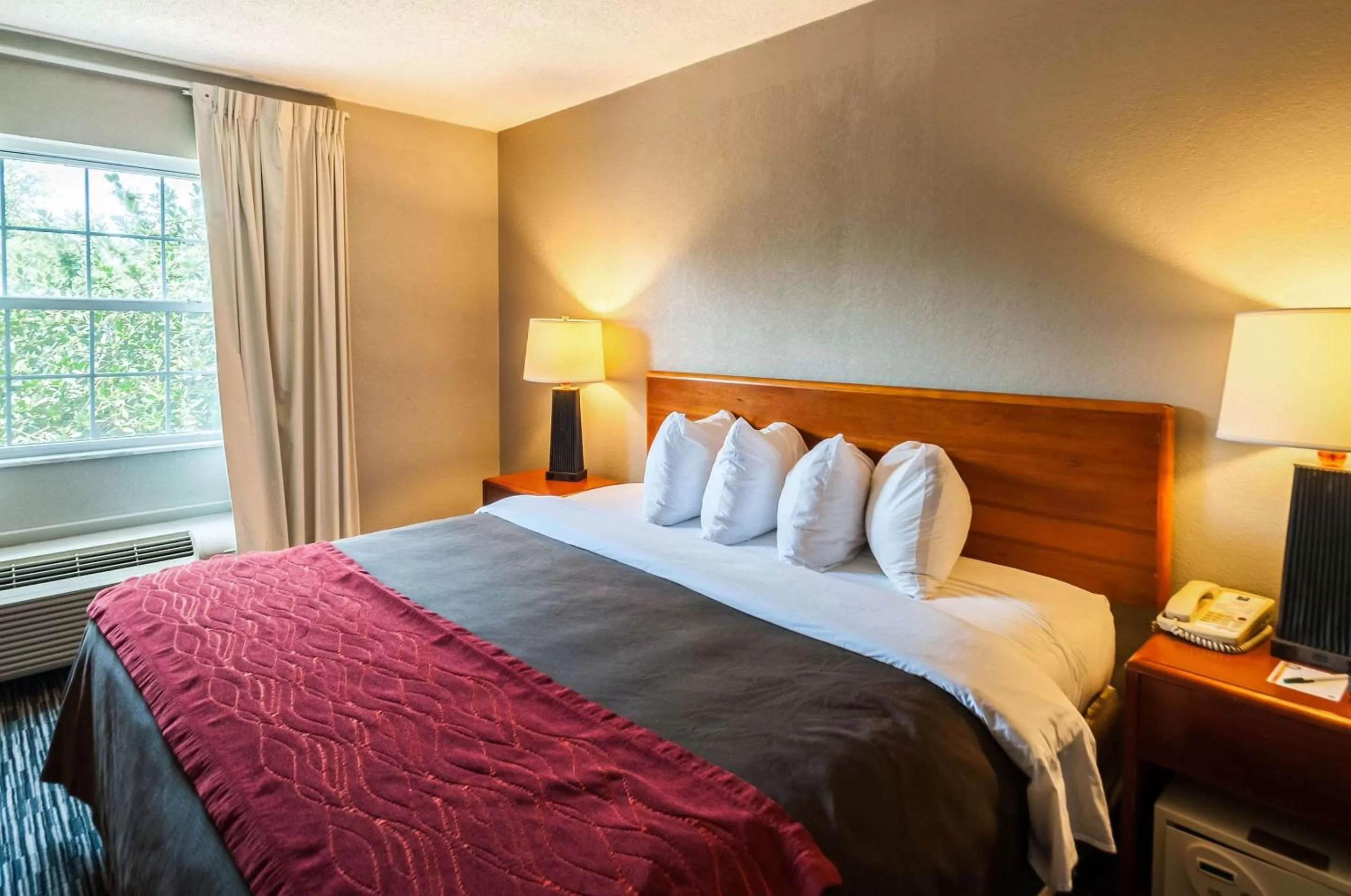 Bed in Quality Inn Solomons - Beacon Marina