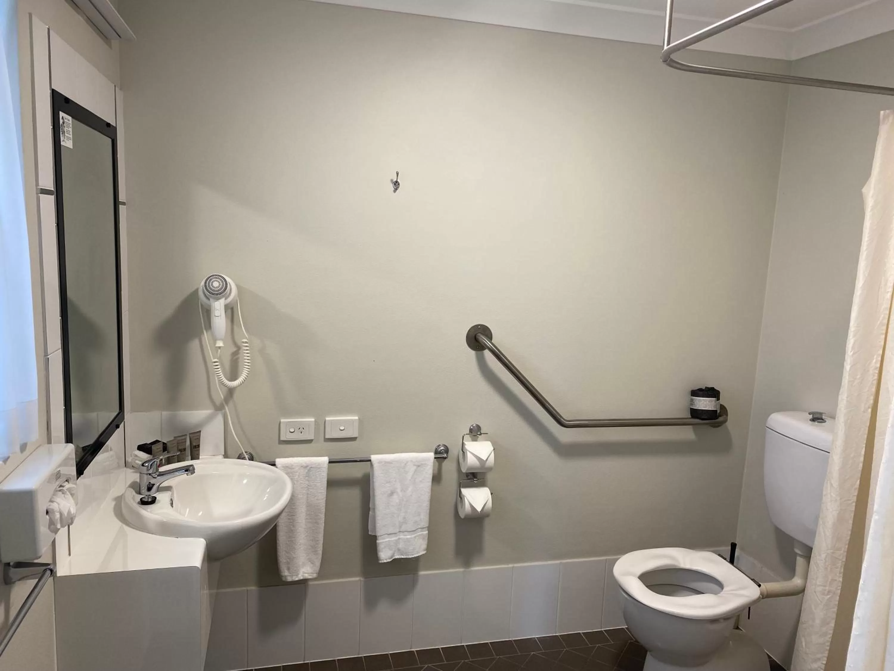 Bathroom in Maitland City Motel