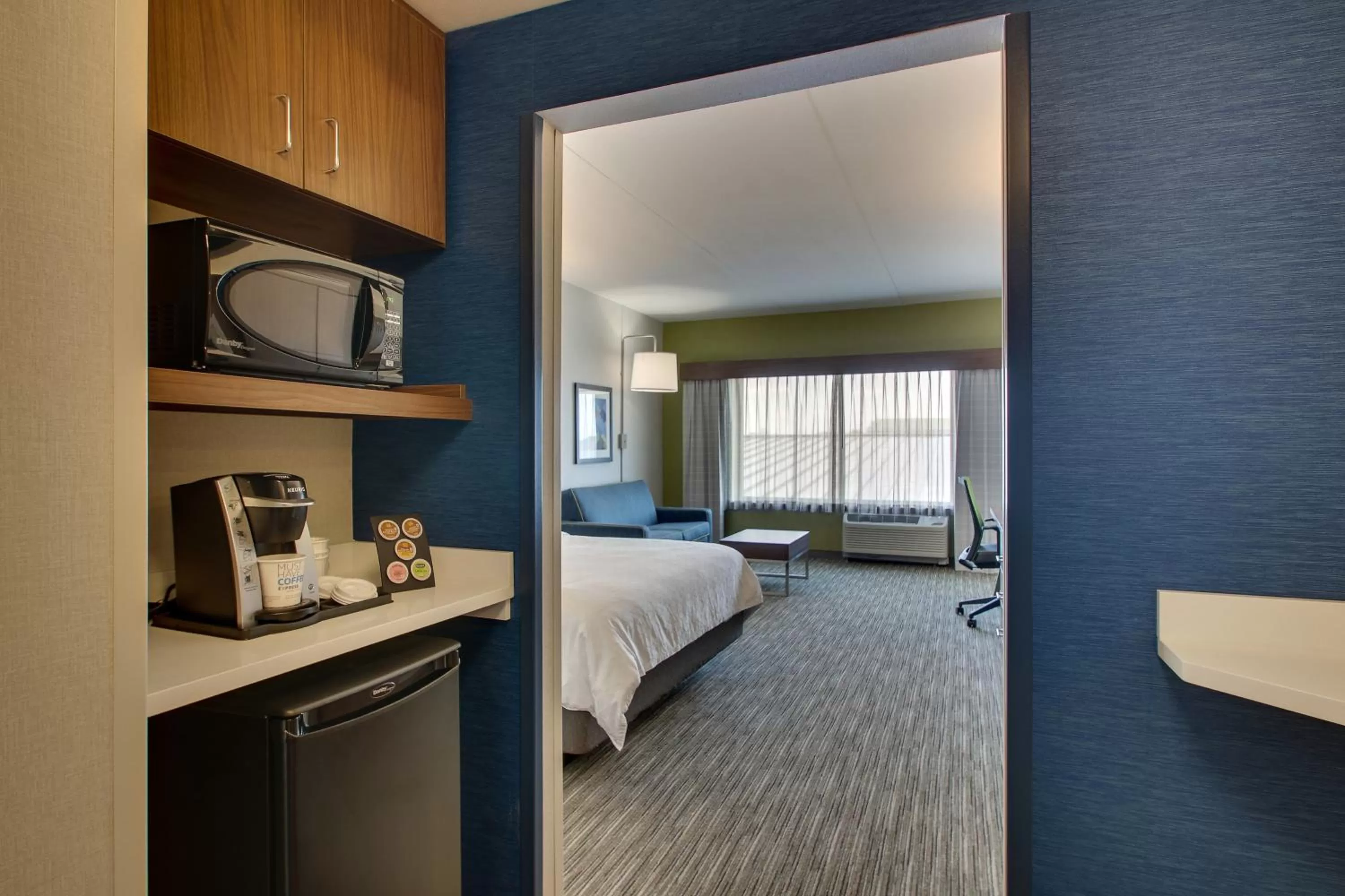 Bed in Holiday Inn Express & Suites Findlay North by IHG
