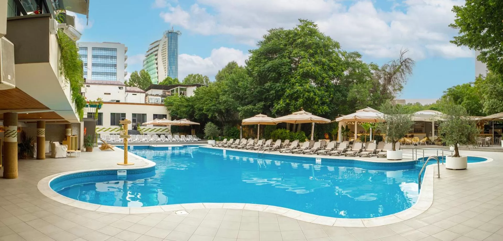 Swimming pool in Best Western Plus Congress Hotel Yerevan