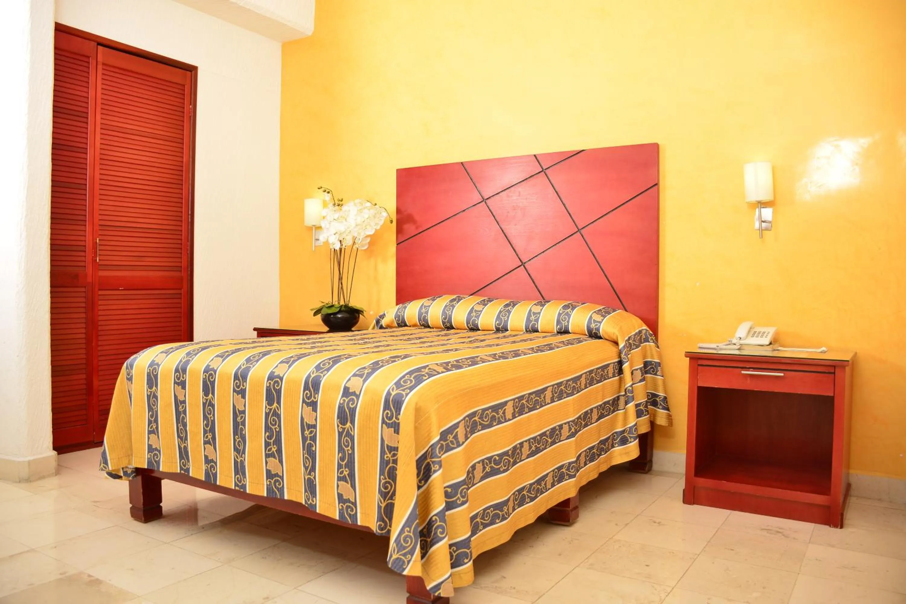 Bed in Hotel Paradise Inn