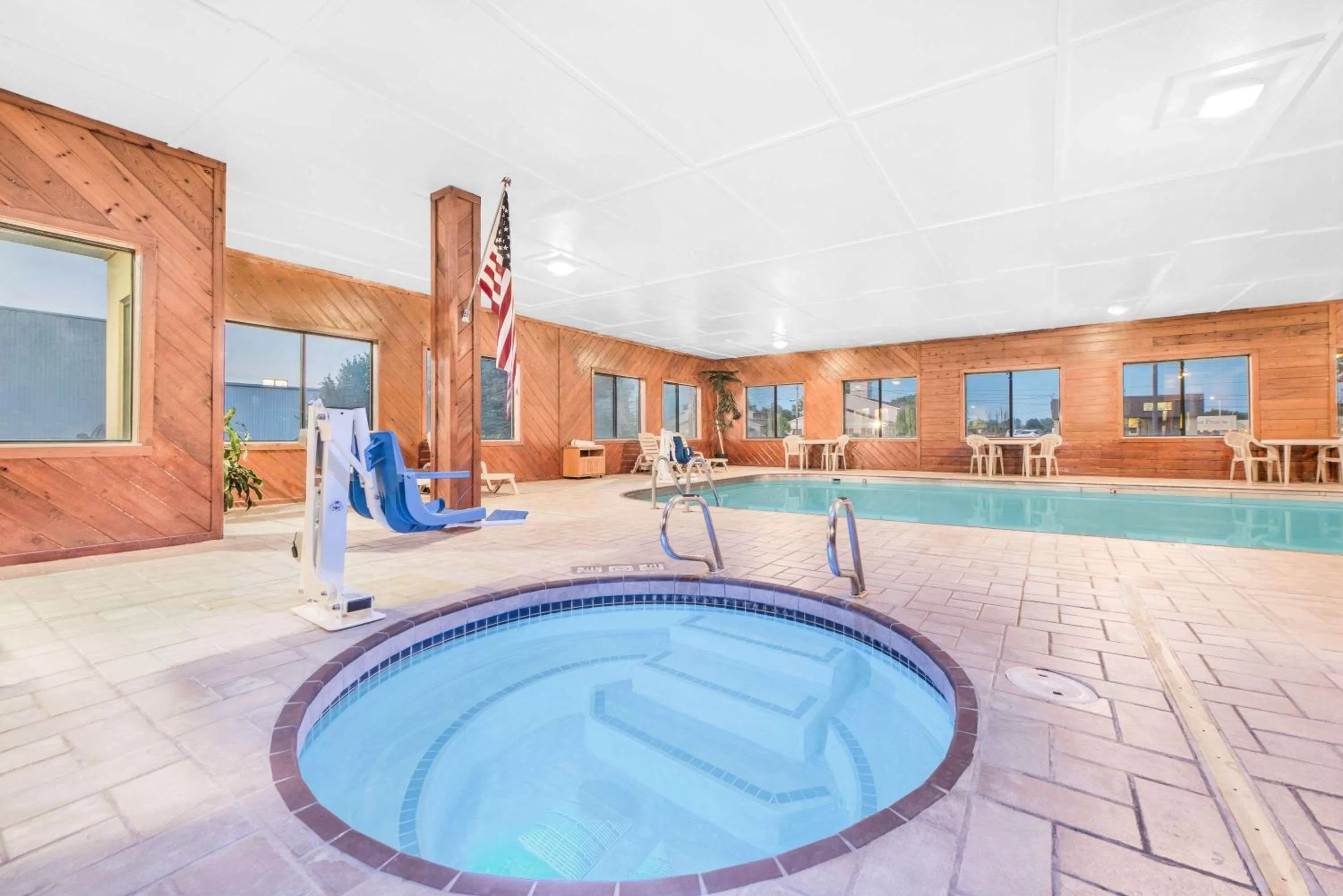 Hot Tub in Super 8 by Wyndham Ottumwa