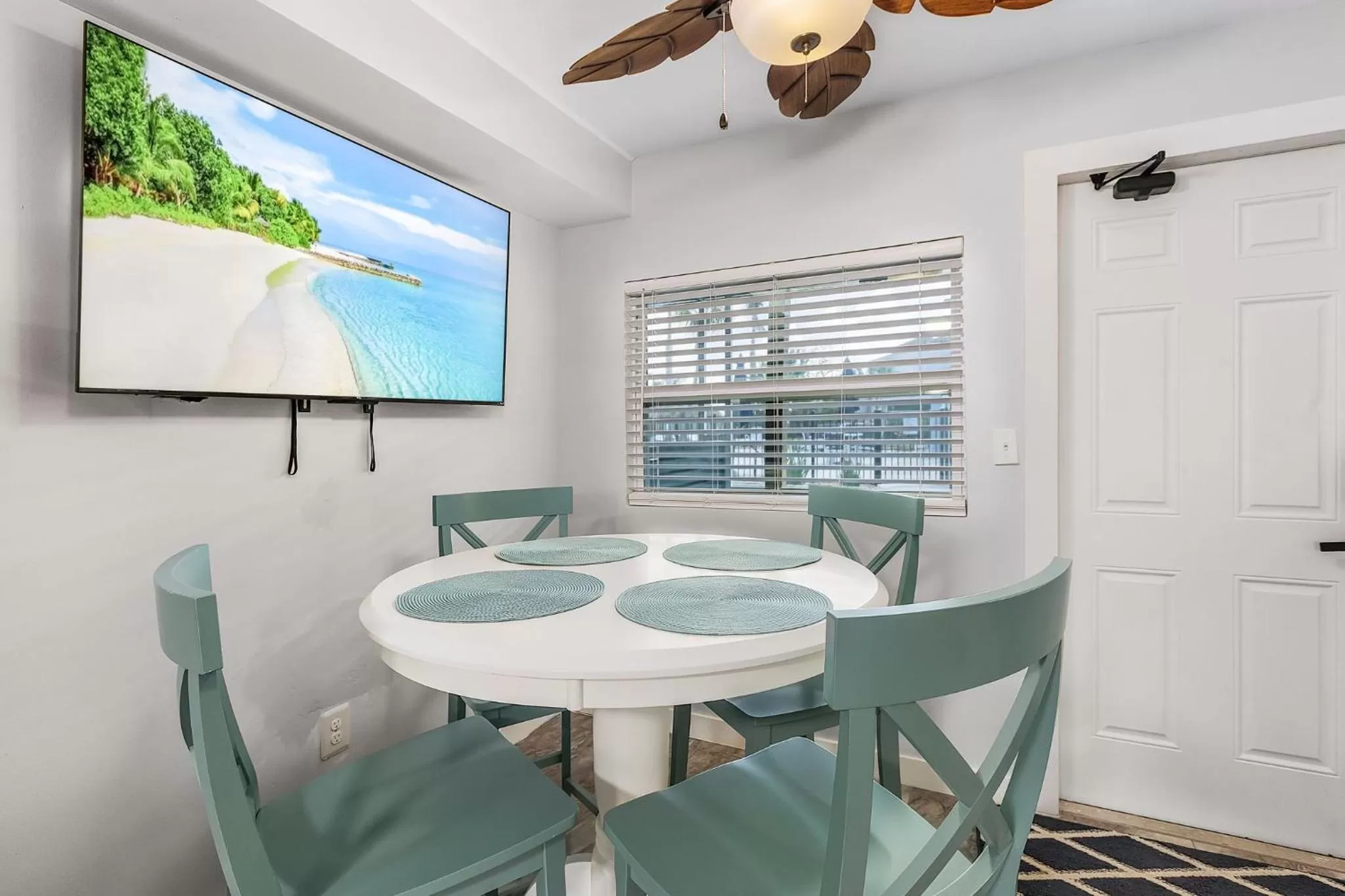 Dining area in Matlacha on Shoreview