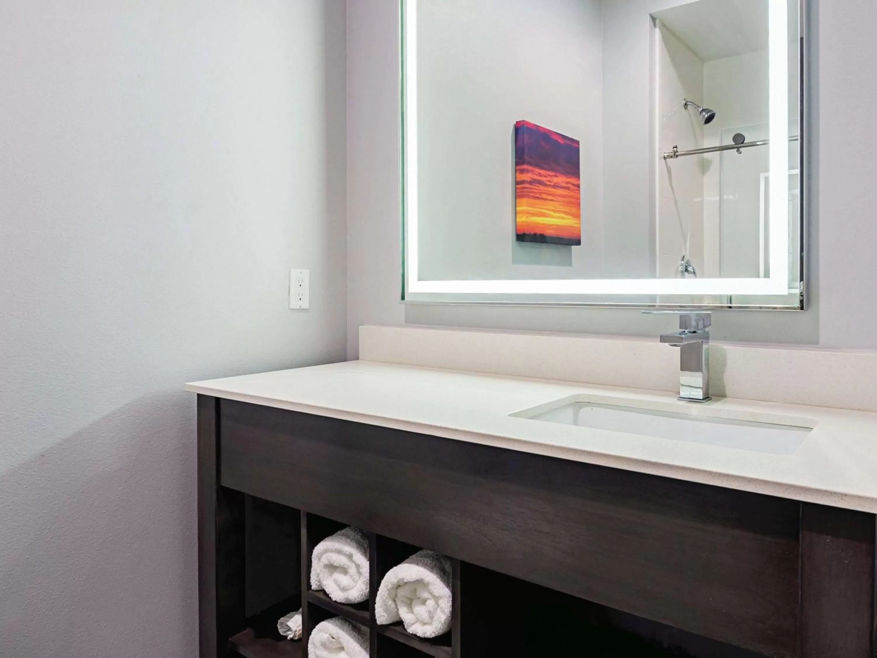 King Room with Roll-In Shower - Mobility/Hearing Accessible - Non-Smoking in La Quinta by Wyndham Dallas - Wylie