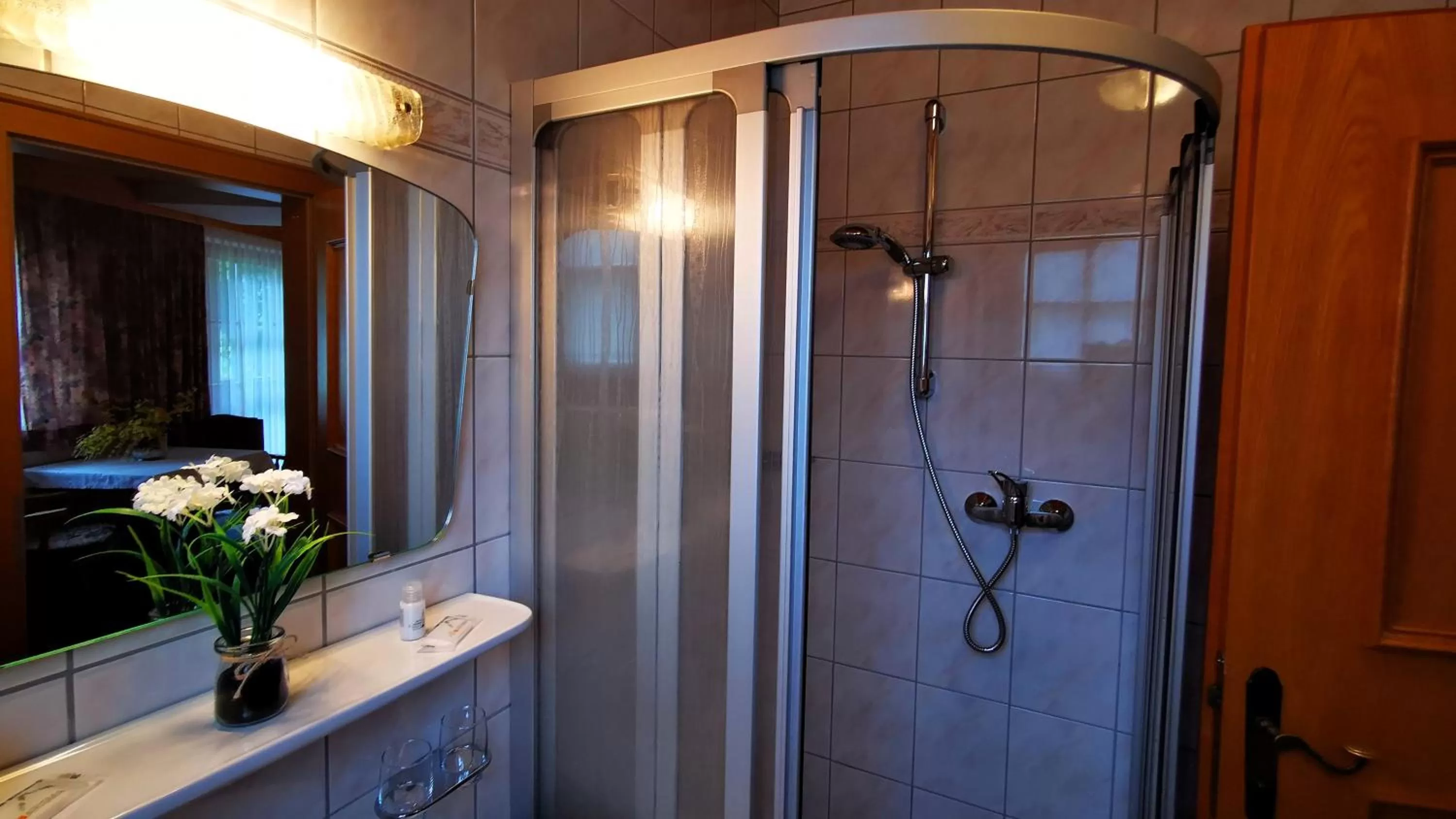 Shower in Gasthof Geronimo