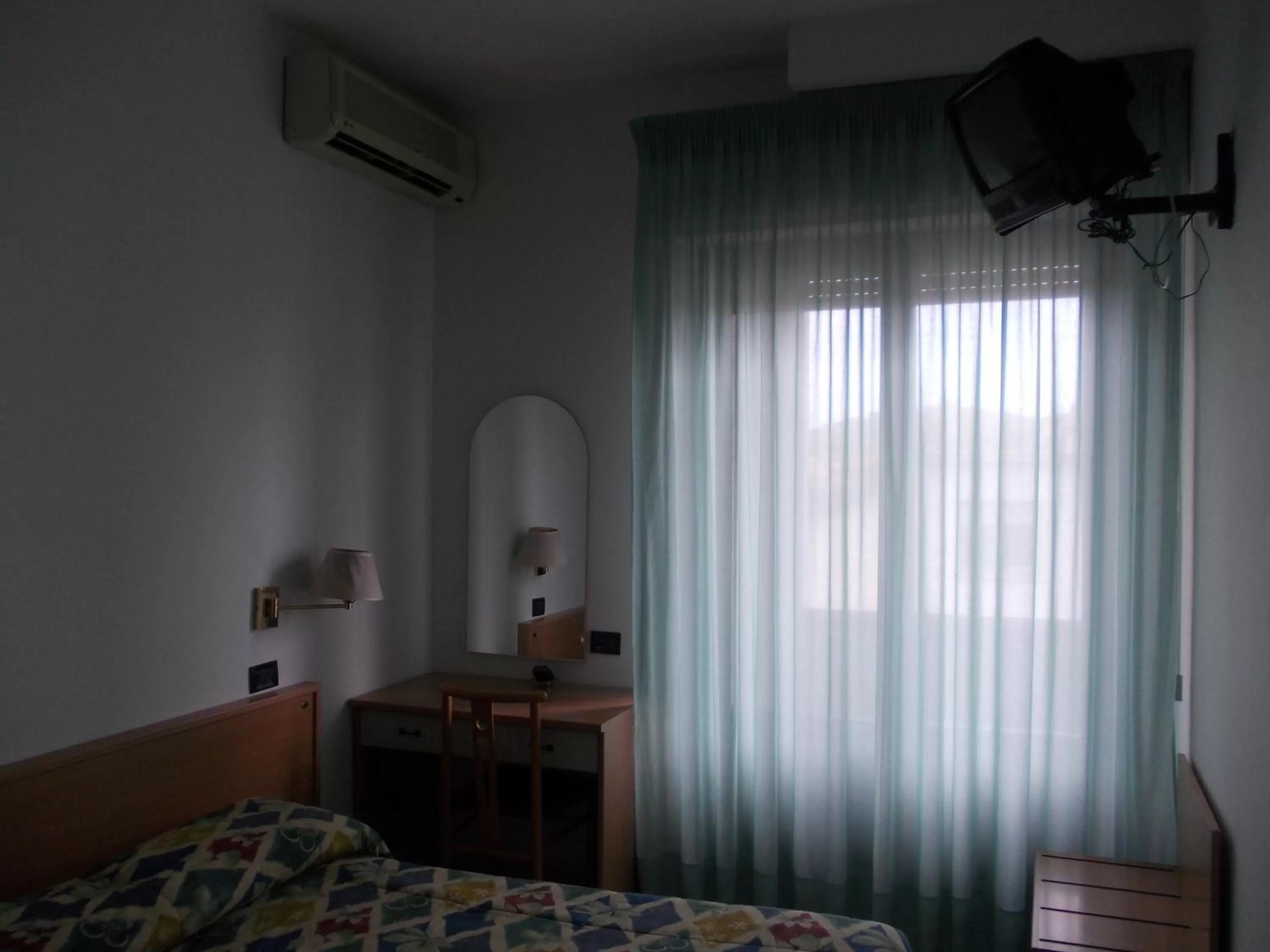 TV/Entertainment Center in Scacco Rosso