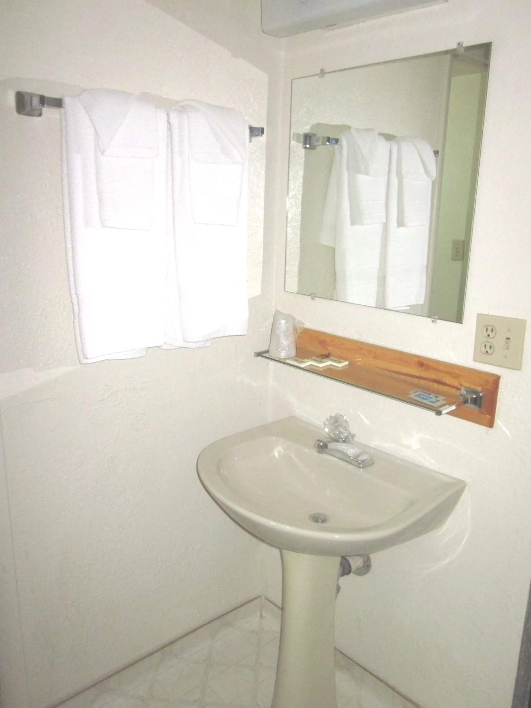 Bathroom in Color Country Motel