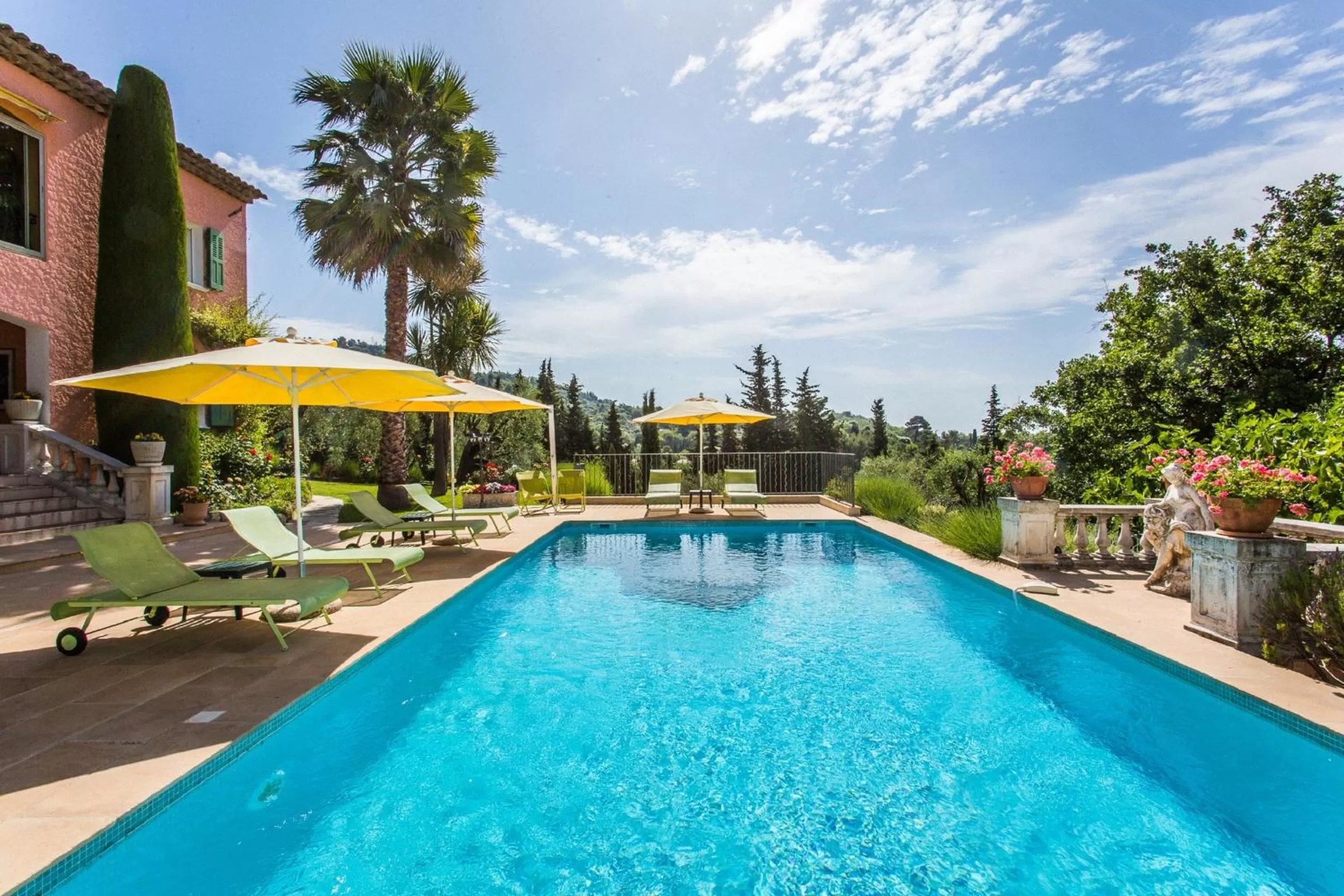 Swimming pool in Mas Du Roc Bed & Breakfast