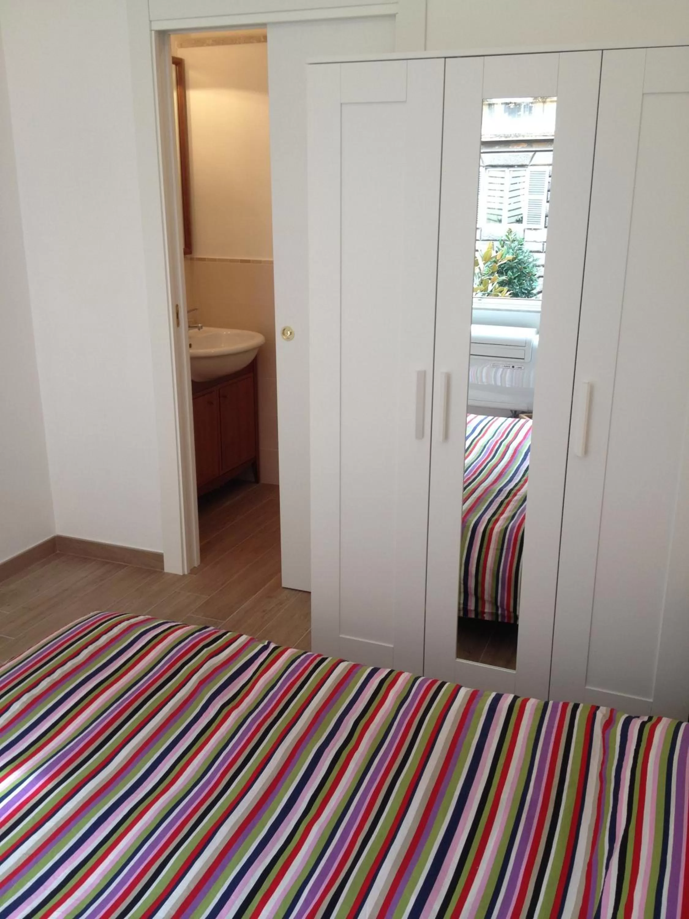 Bathroom, Bed in Lombardo