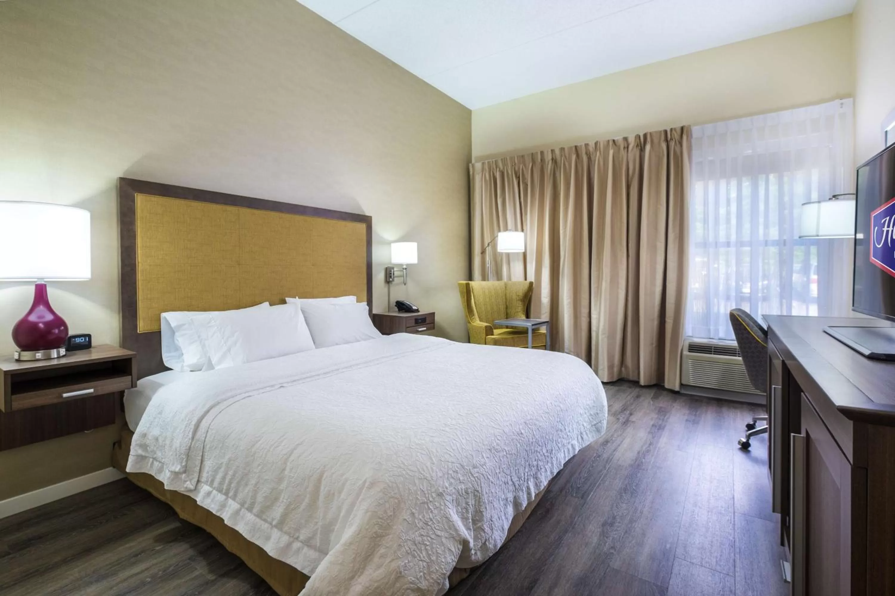 Bedroom, Bed in Hampton Inn Freeport/Brunswick