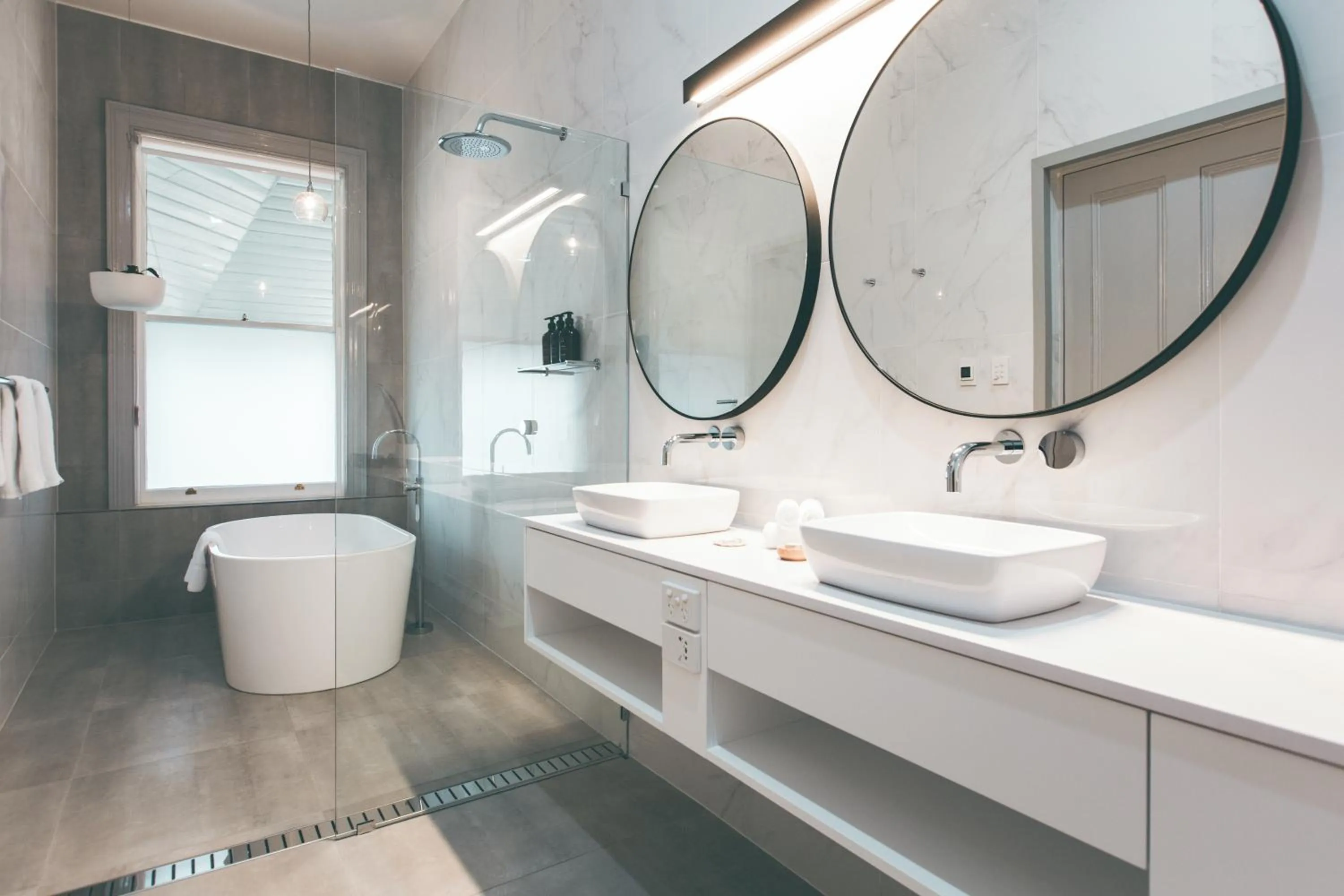 Toilet in Maylands Lodge