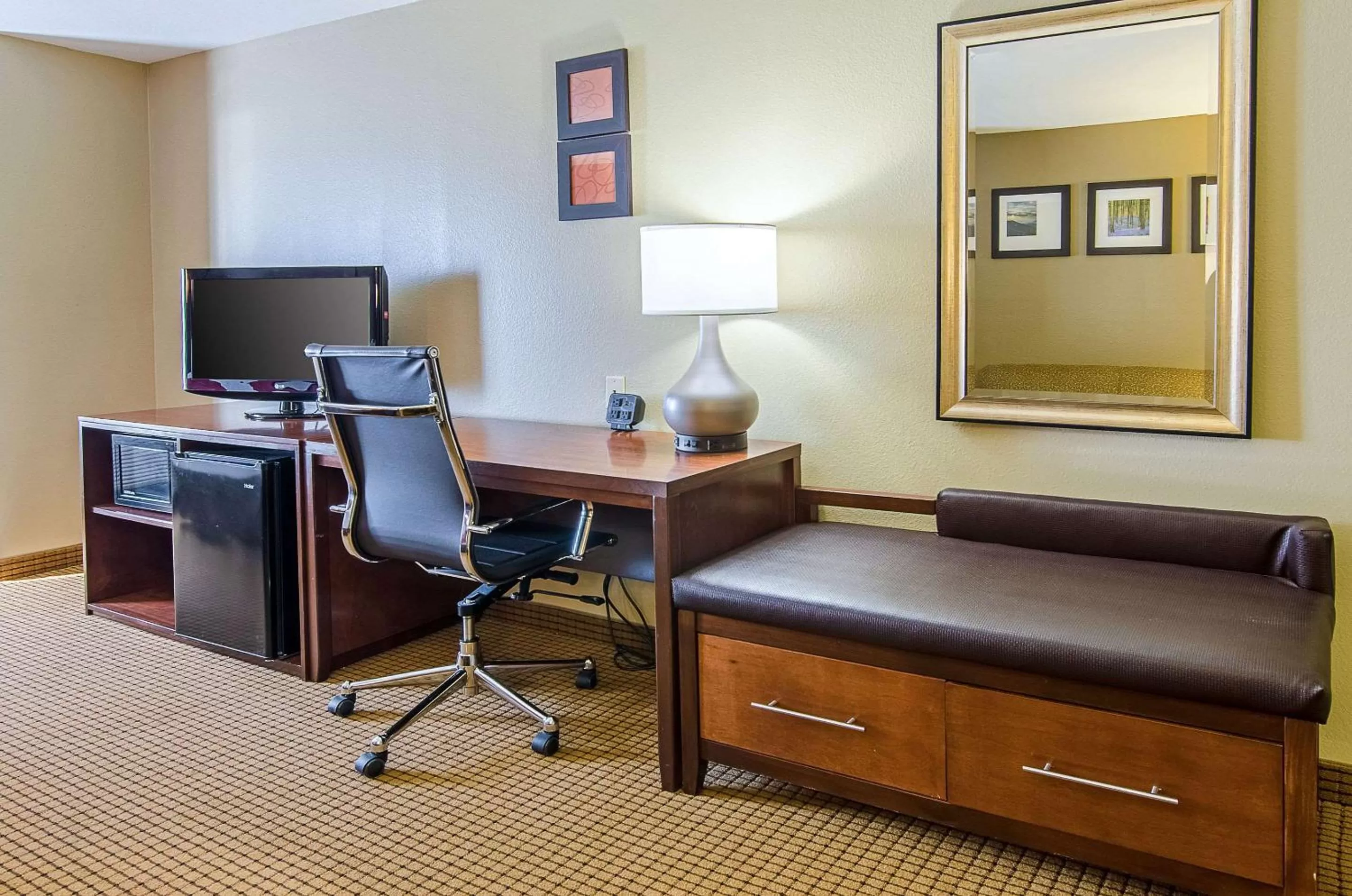 Photo of the whole room in Comfort Suites Wytheville