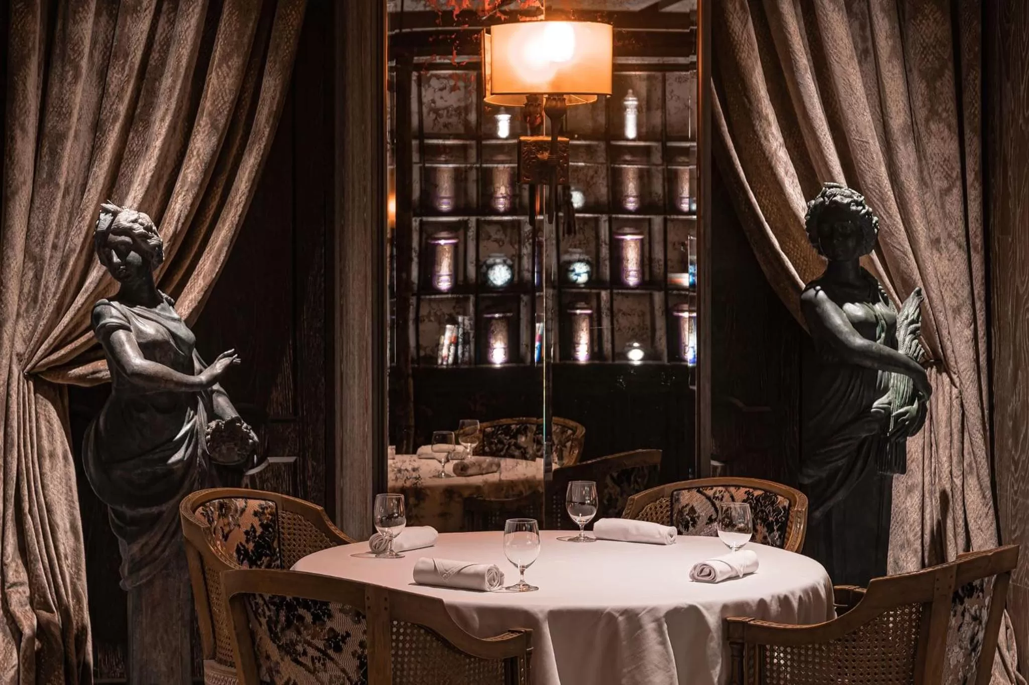 Restaurant/places to eat in Palais de Chine Hotel