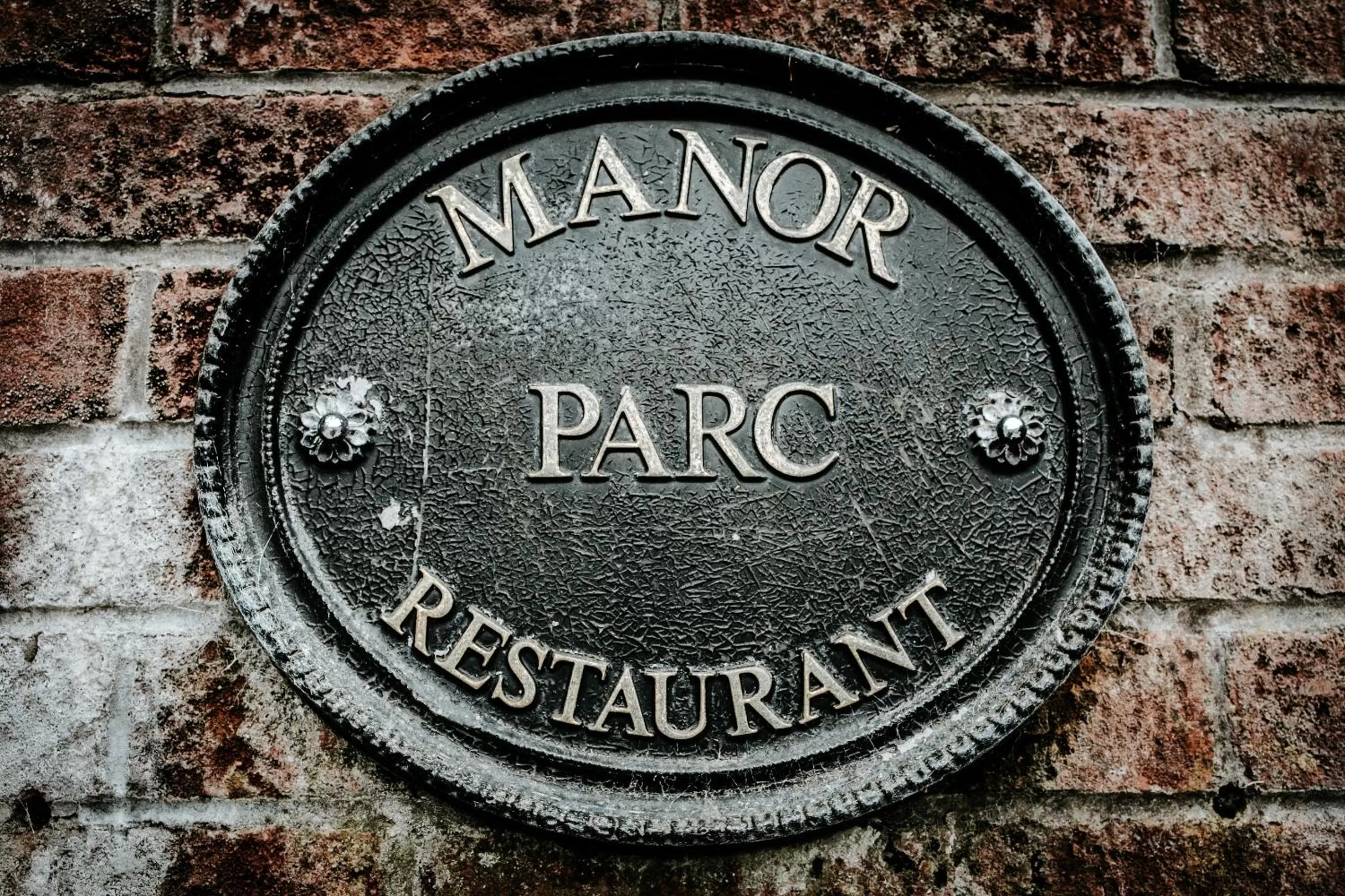 Facade/entrance in Manor Parc Hotel