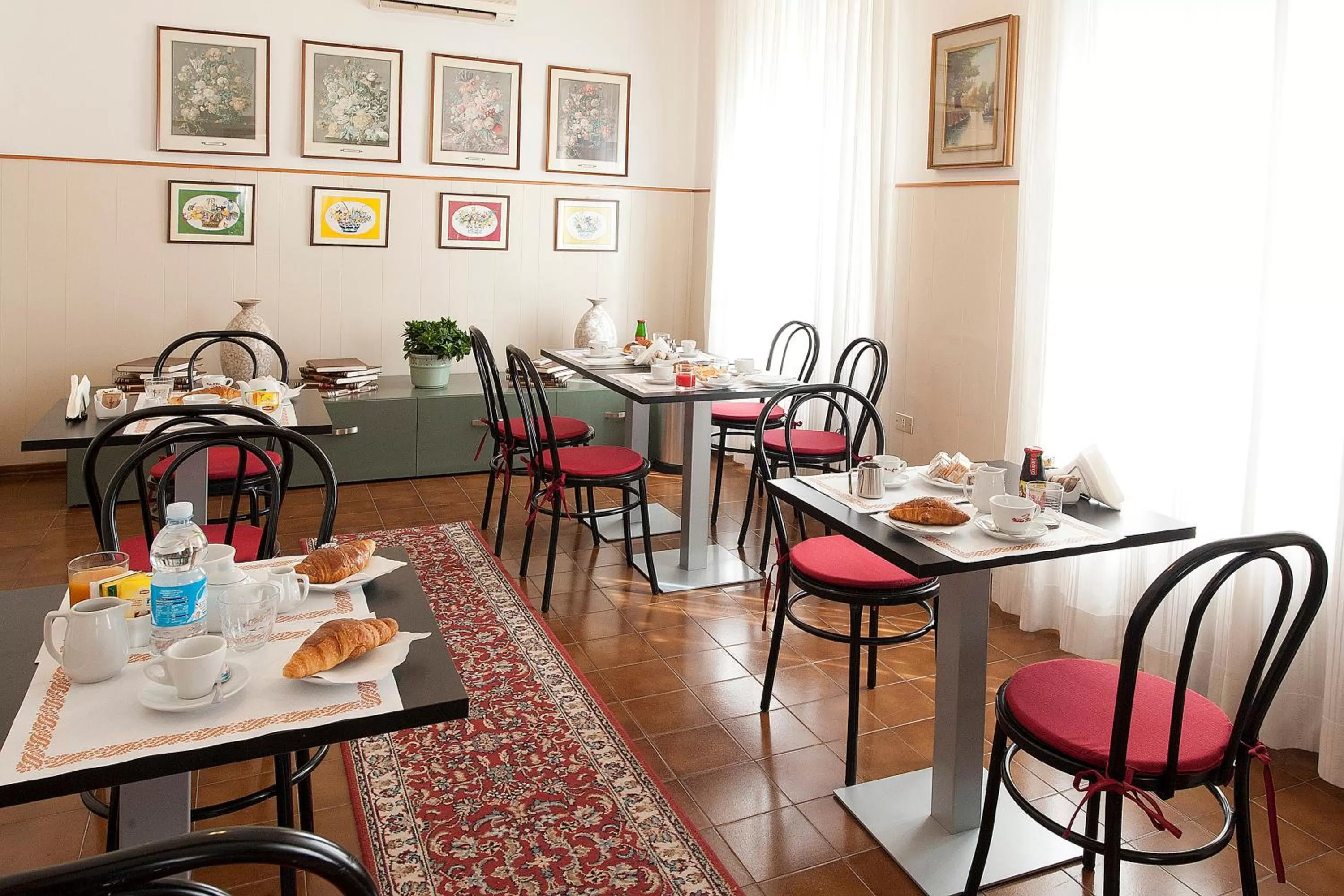Day, Restaurant/Places to Eat in Hotel Gardenia