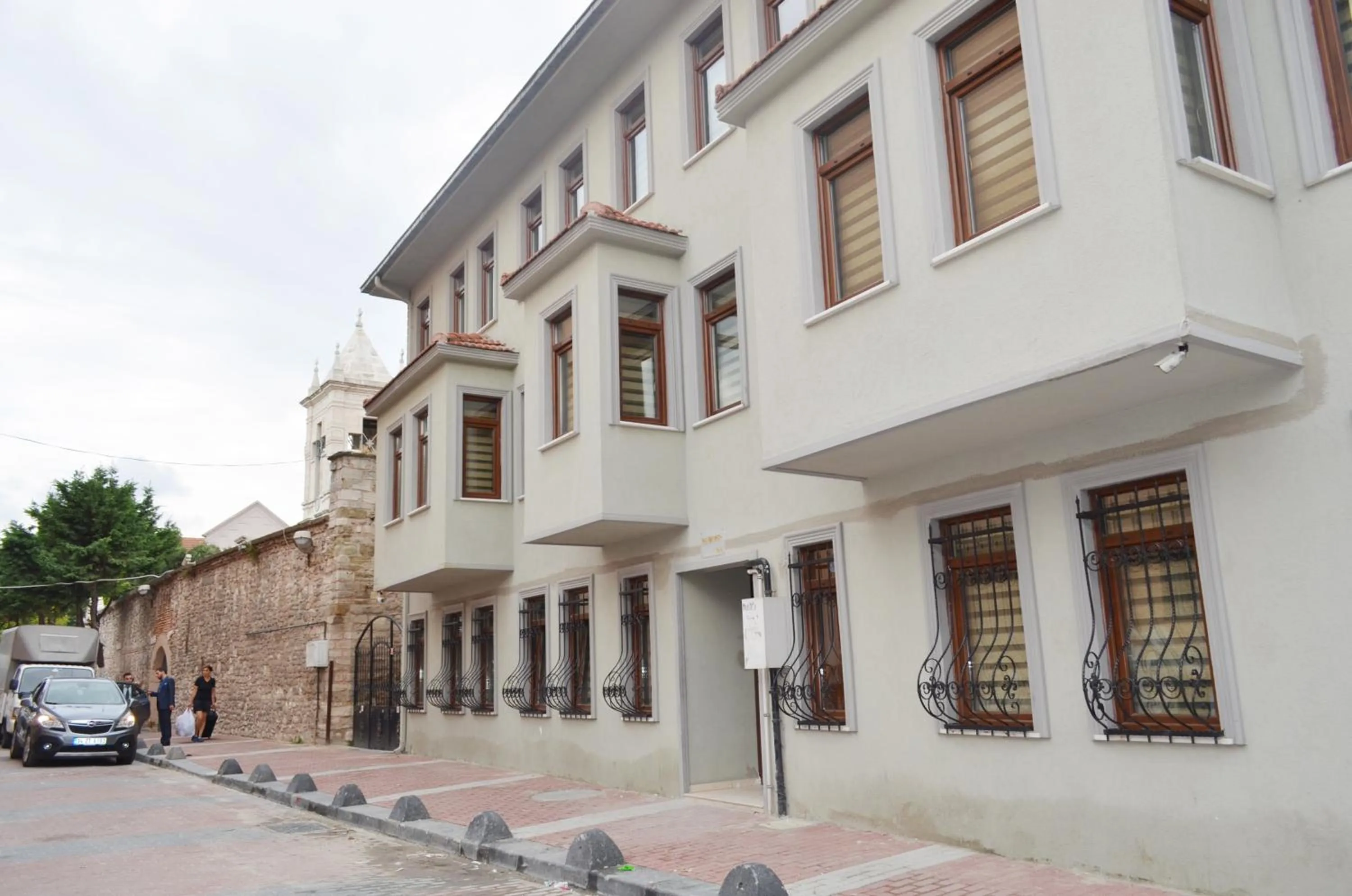 Facade/entrance in Ramparts Hotel