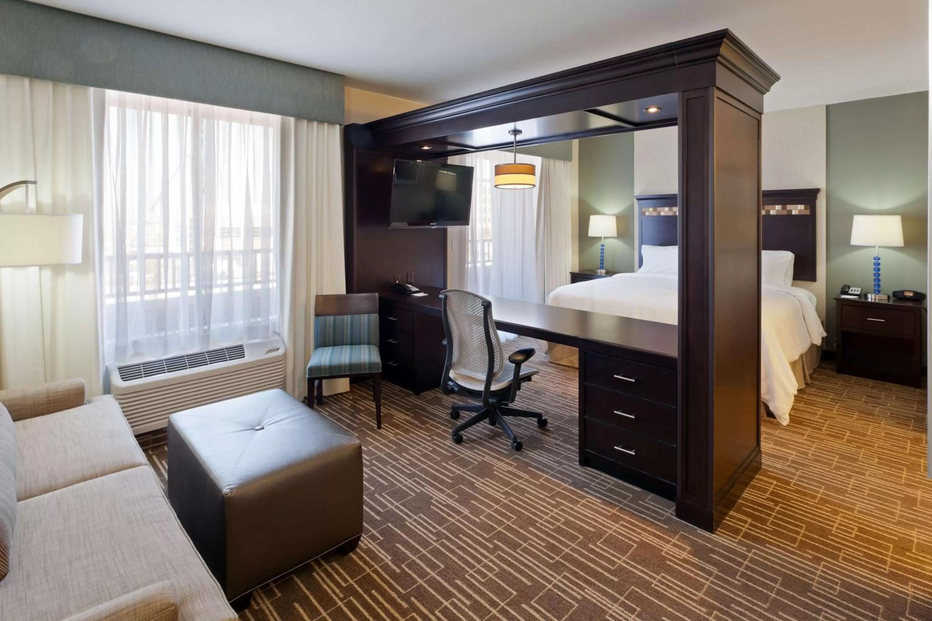 Living room, Bed in Hampton Inn & Suites Denver Airport / Gateway Park