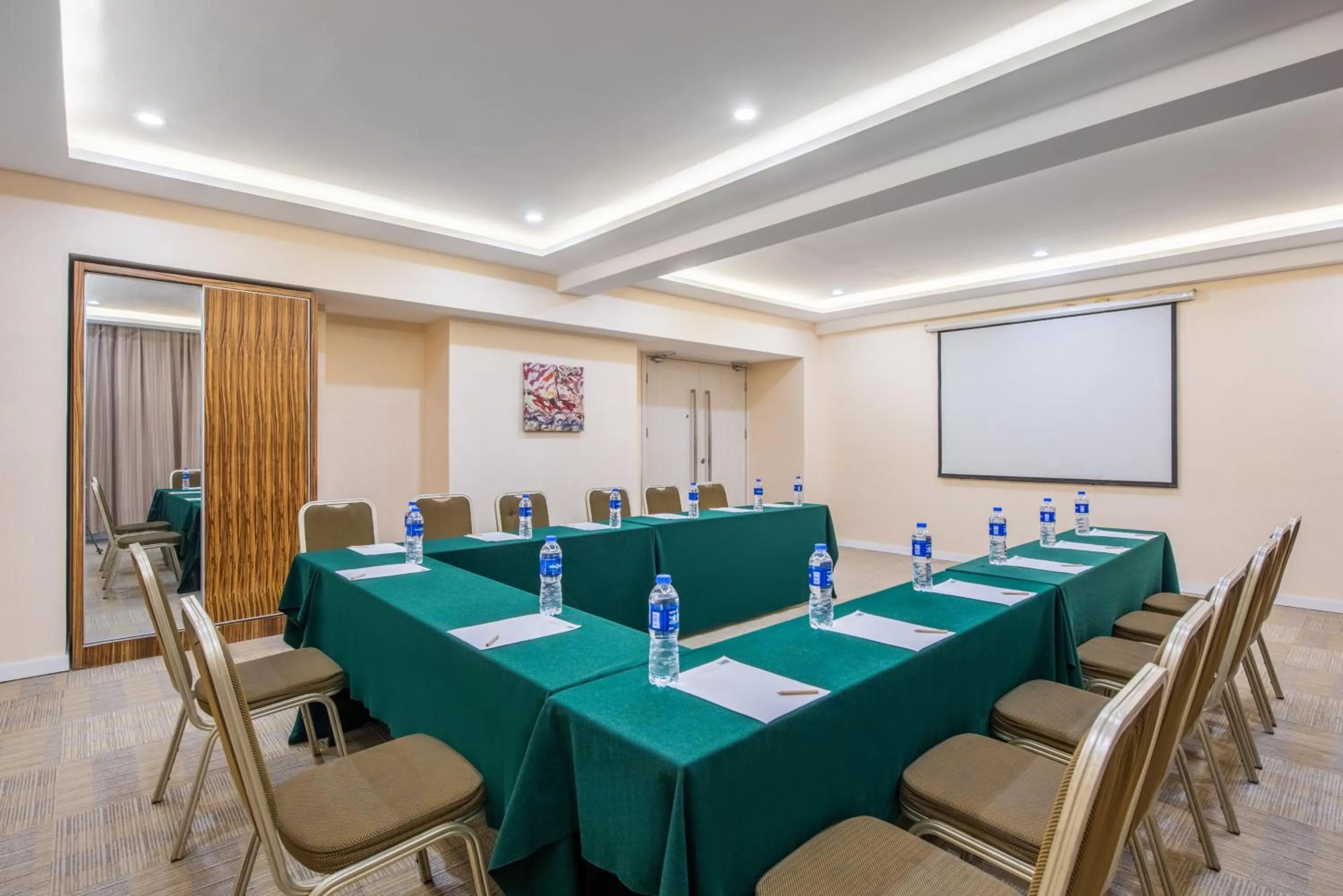 Meeting/conference room in Holiday Inn Express Hefei South, an IHG Hotel