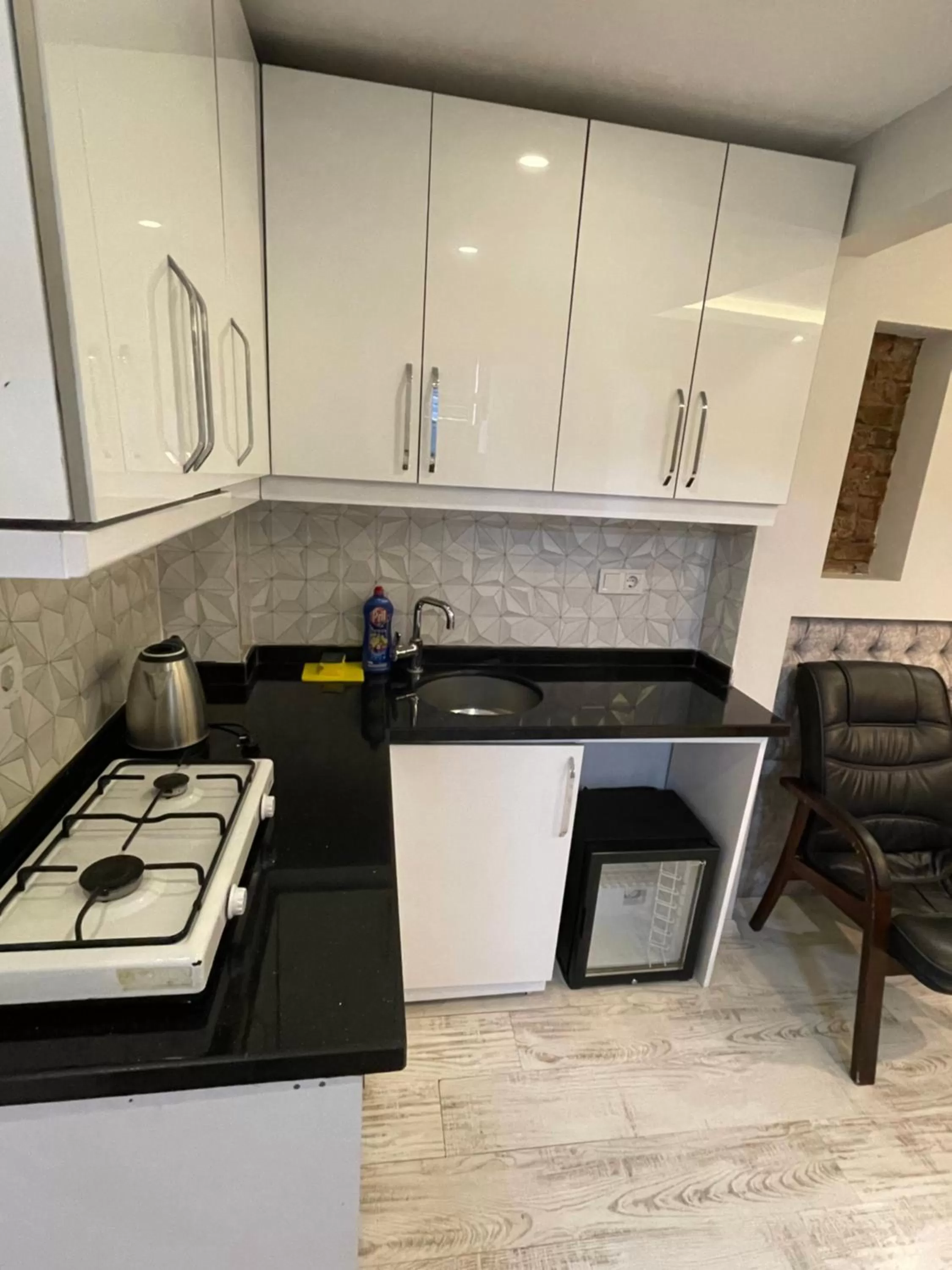 Kitchen or kitchenette in Arat Apartments