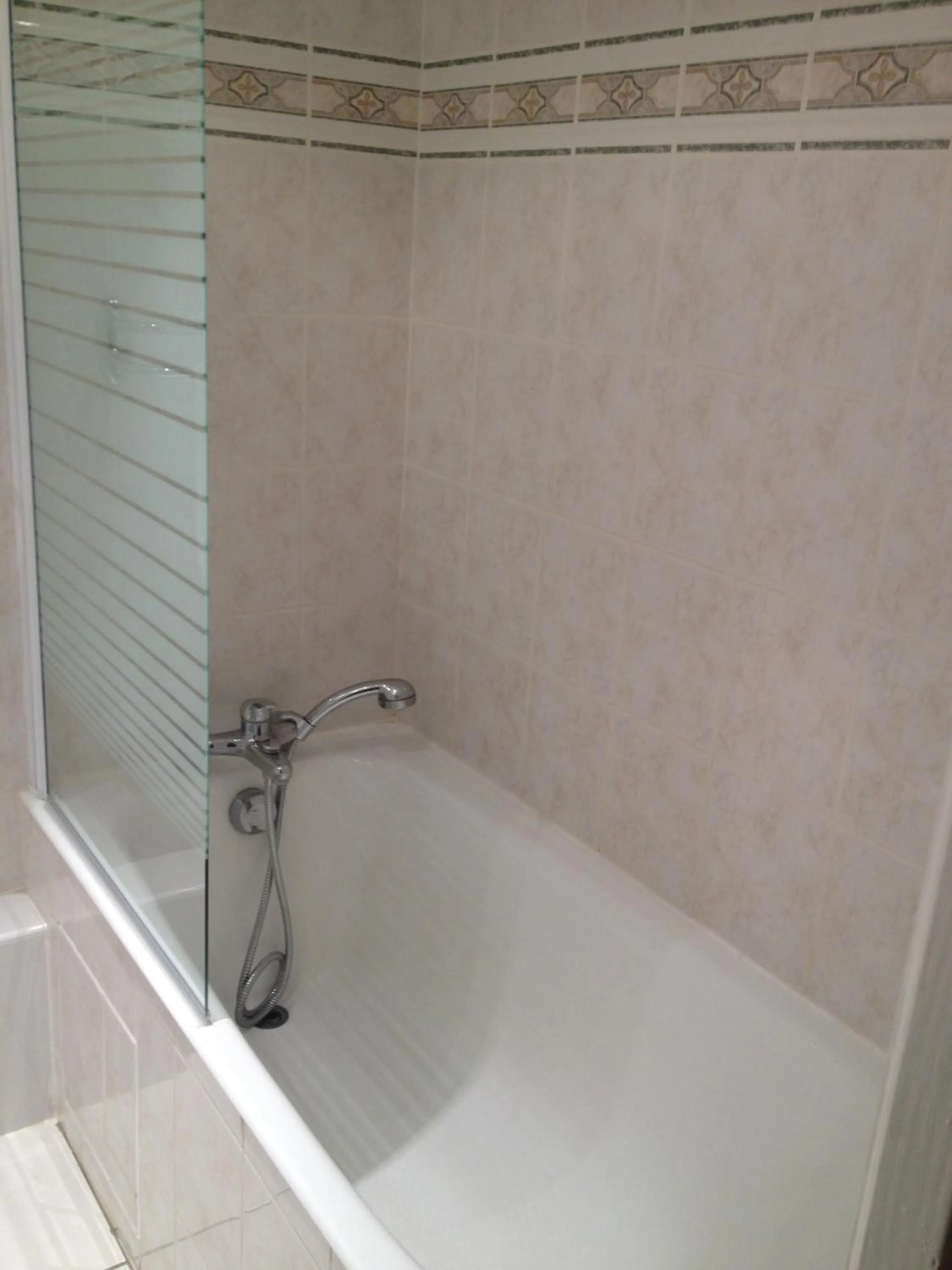 Bathroom in Hotel Couleurs Sud Centre-ville Gare Charleville-Mézières