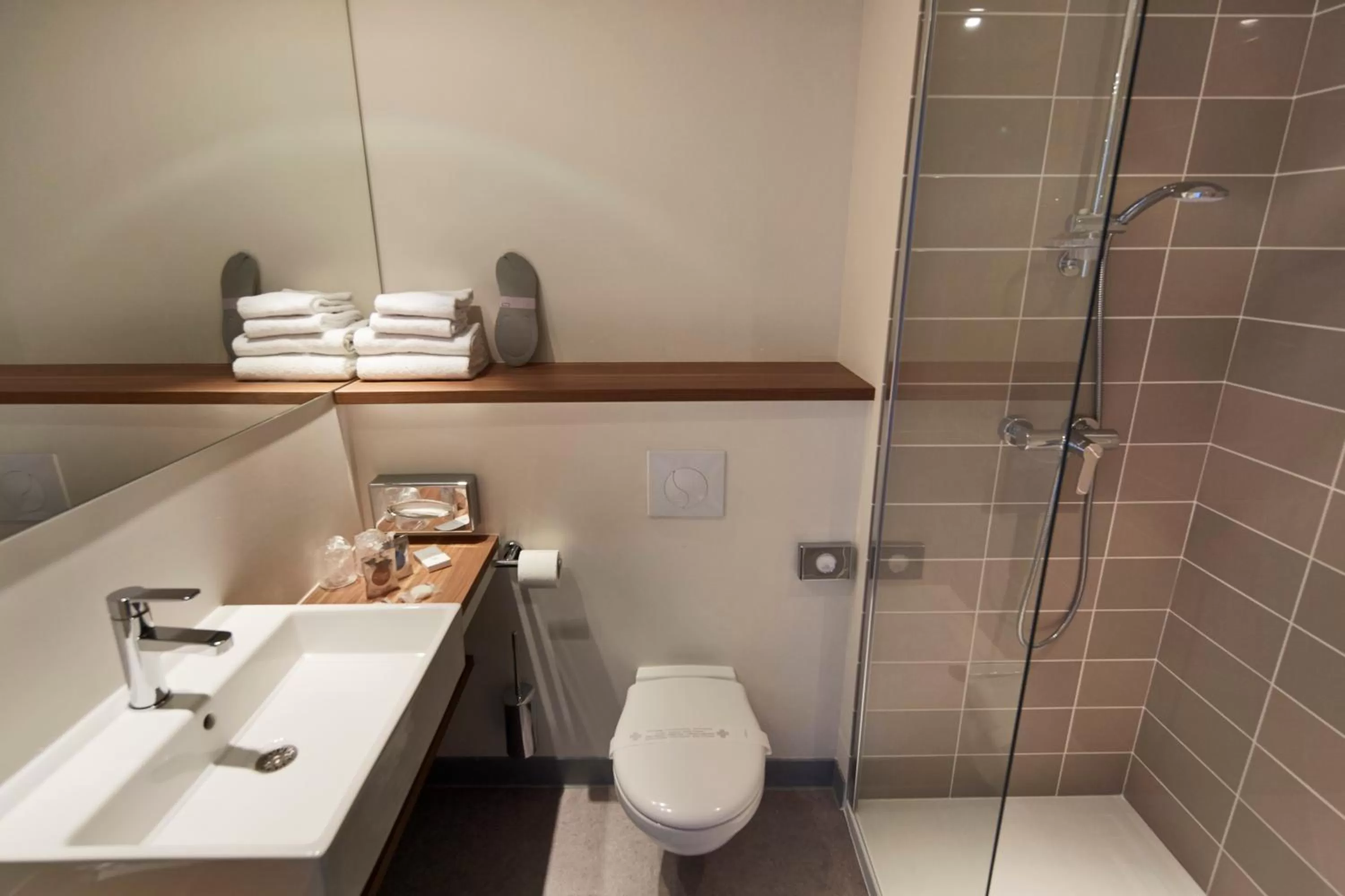 Bathroom in ibis Styles Bordeaux Begles Arena