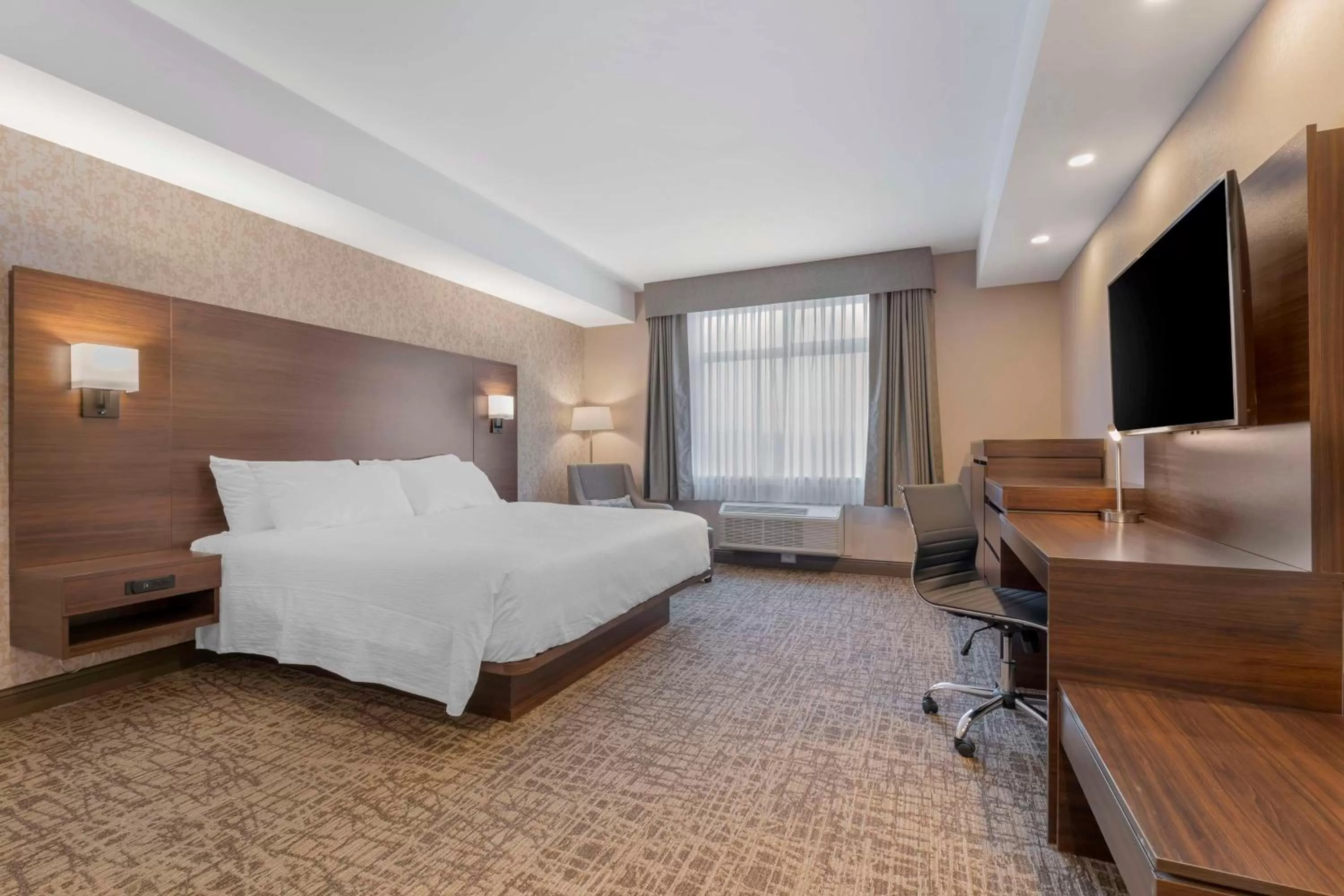 Bedroom, Bed in Best Western PLUS Mission City Lodge