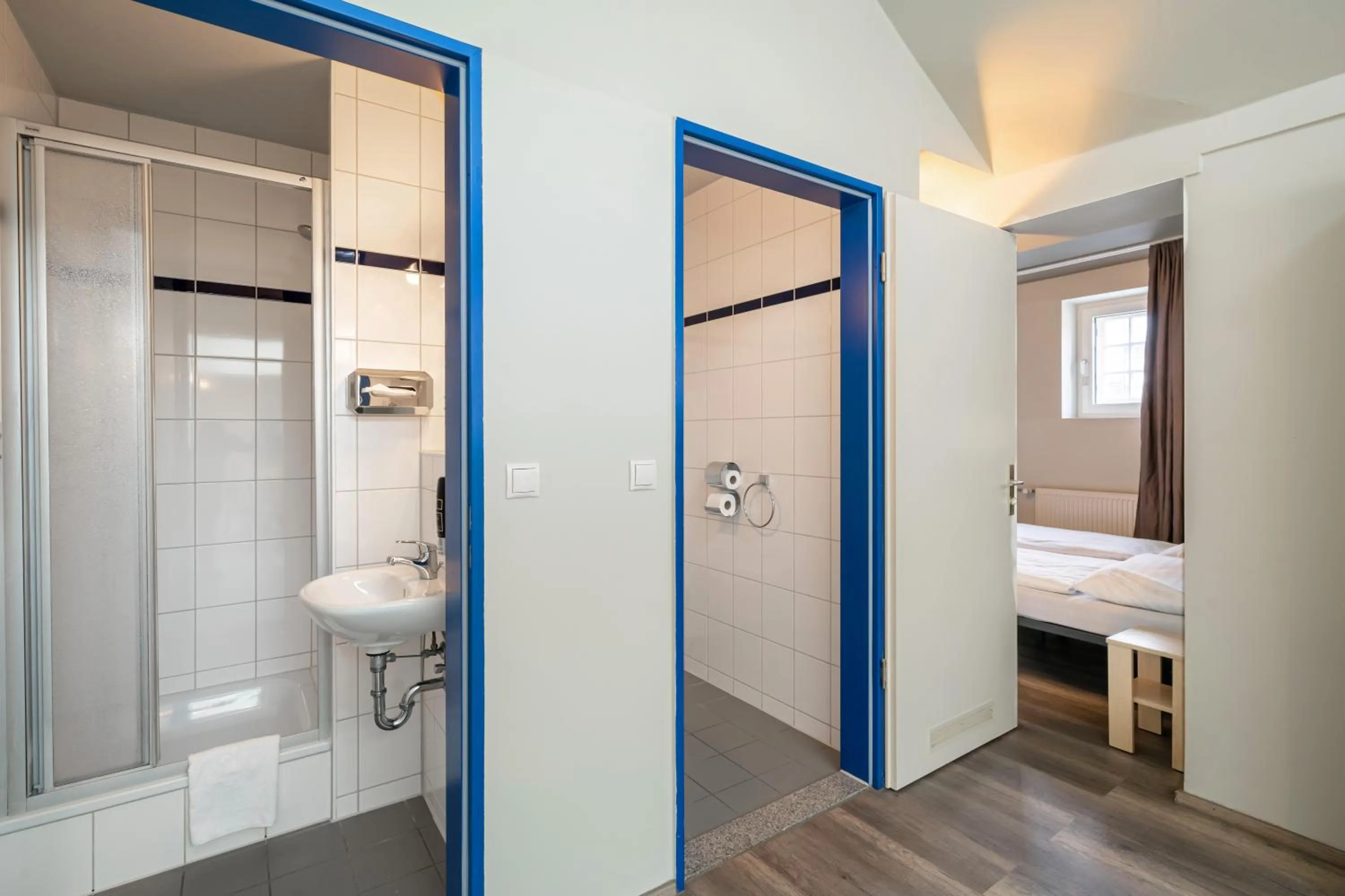 Bathroom, Bed in a&o Salzburg Hauptbahnhof