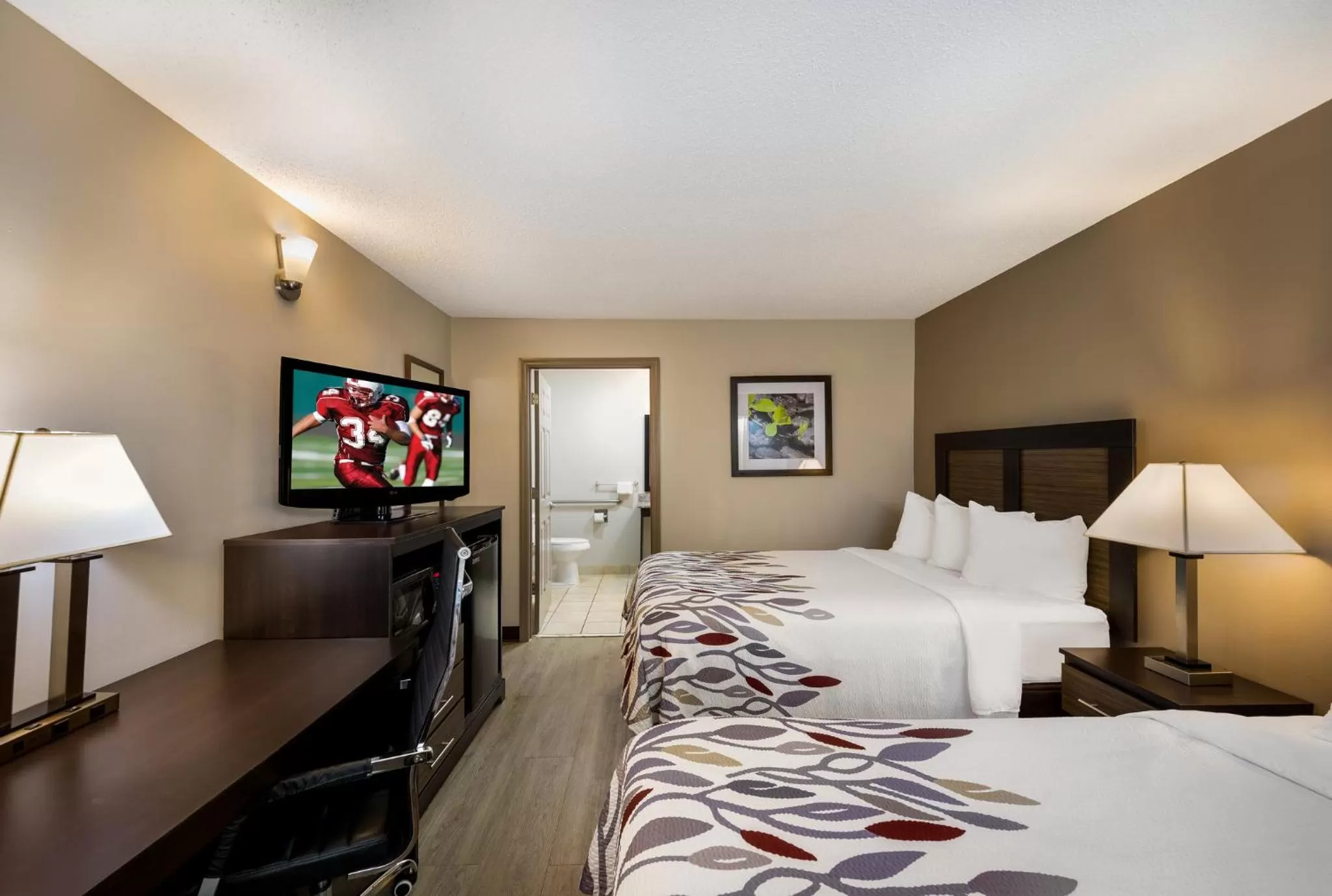 Photo of the whole room, Bed in Red Roof Inn Jasper