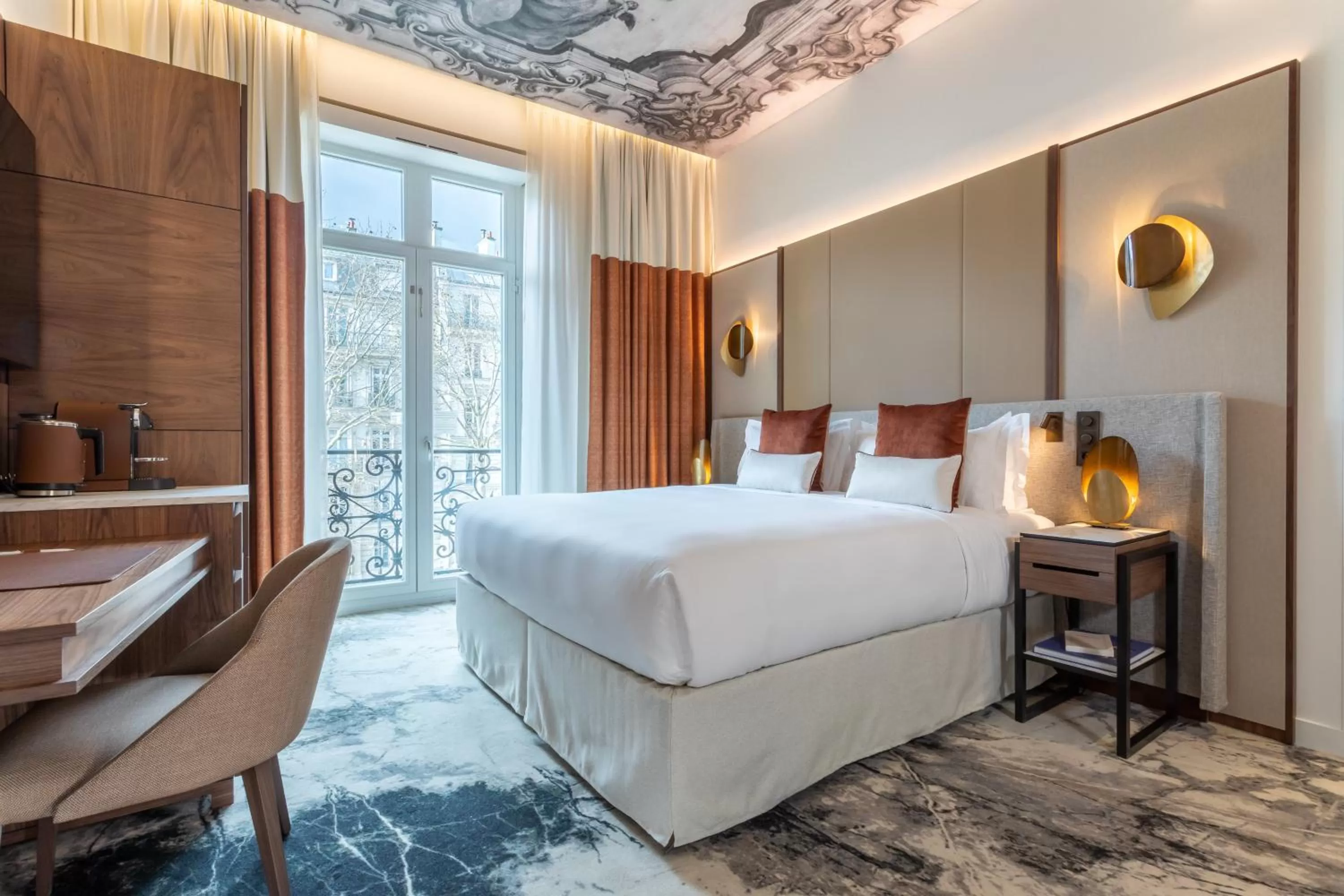 Photo of the whole room, Bed in InterContinental Paris Champs Elysées Etoile by IHG