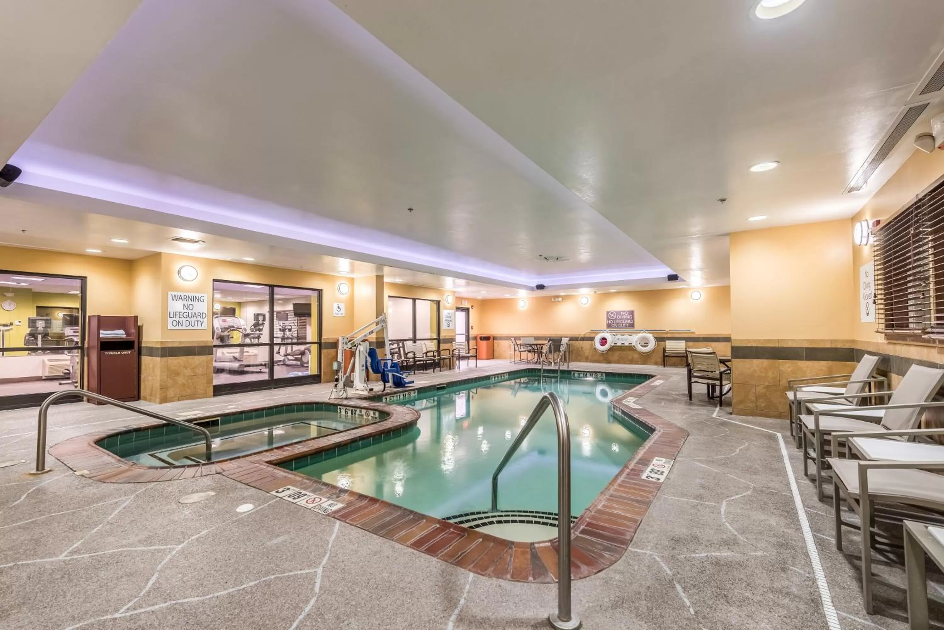 Swimming pool in Holiday Inn - Indianapolis Downtown by IHG