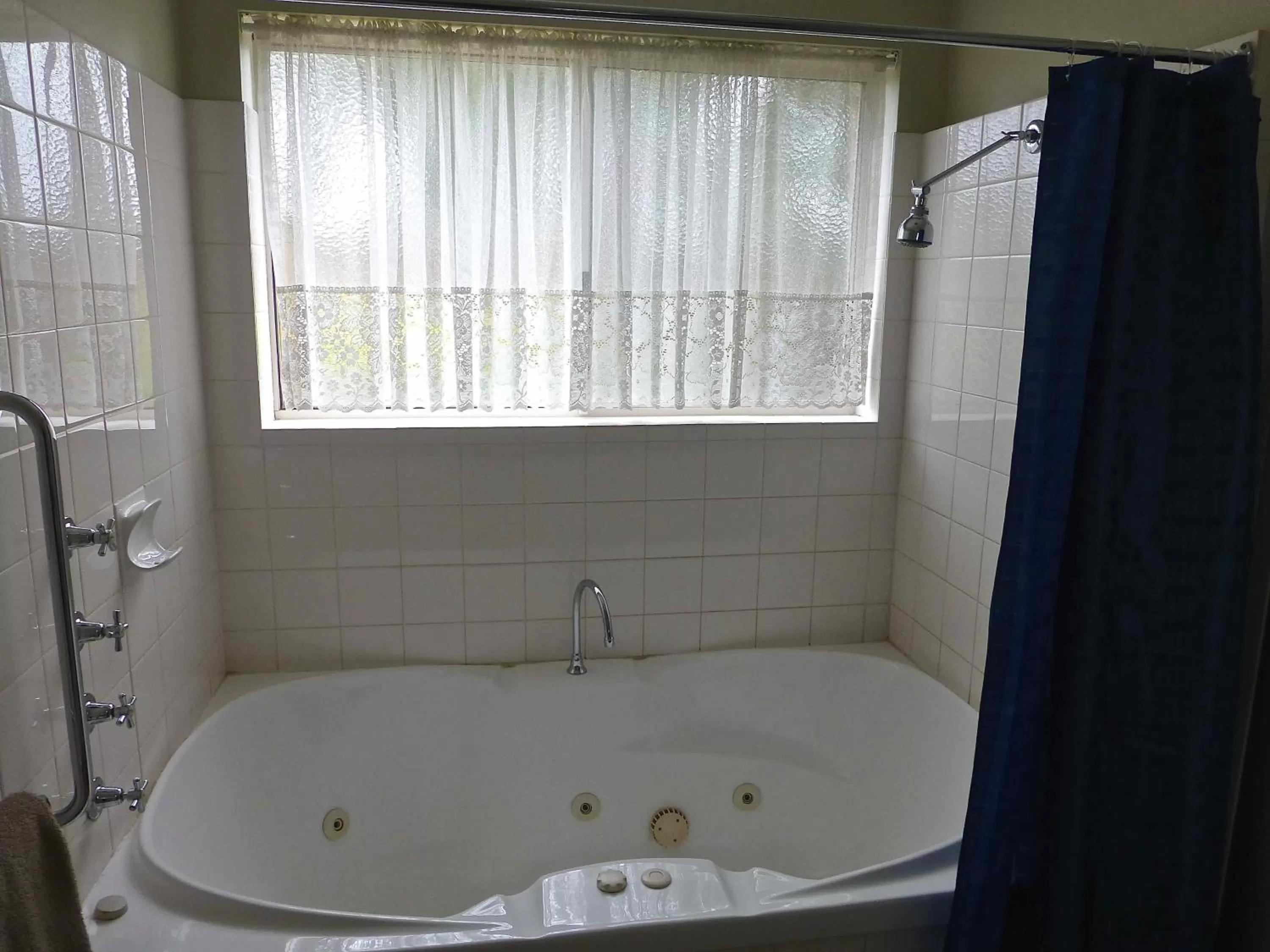 Bathroom in Inverloch Central Motor Inn