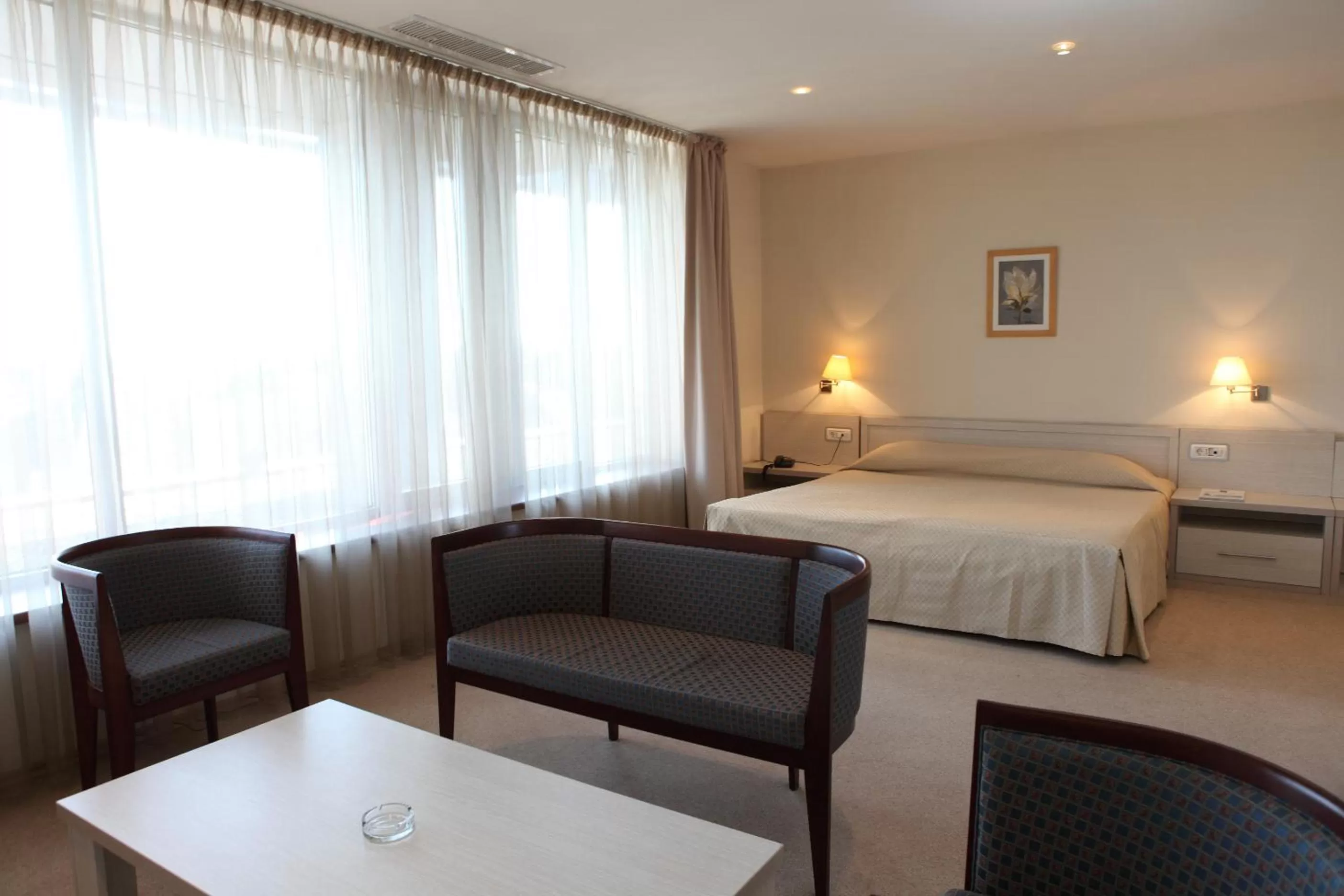 Photo of the whole room, Bed in Savoy Hotel