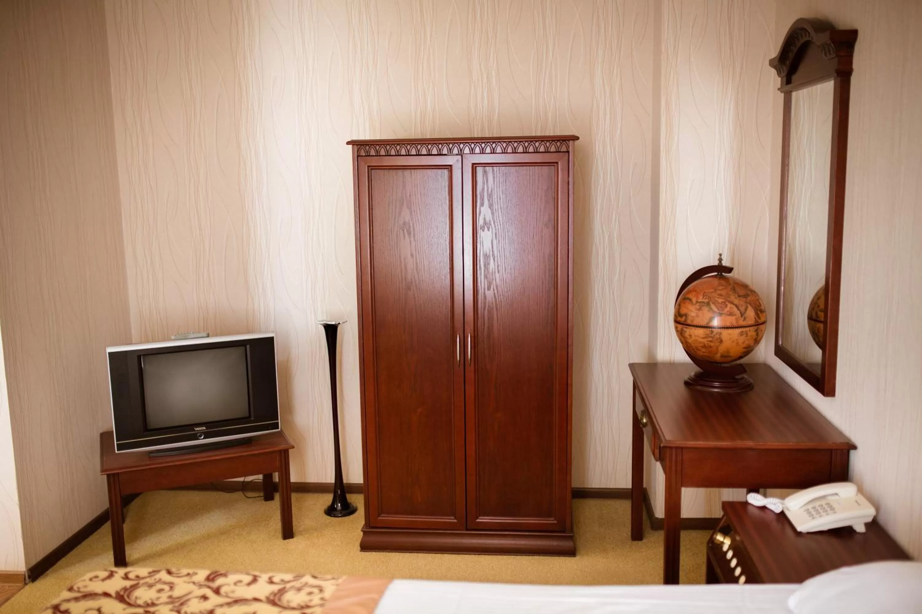 TV and multimedia, TV/Entertainment Center in Vila Muntenia Hotel