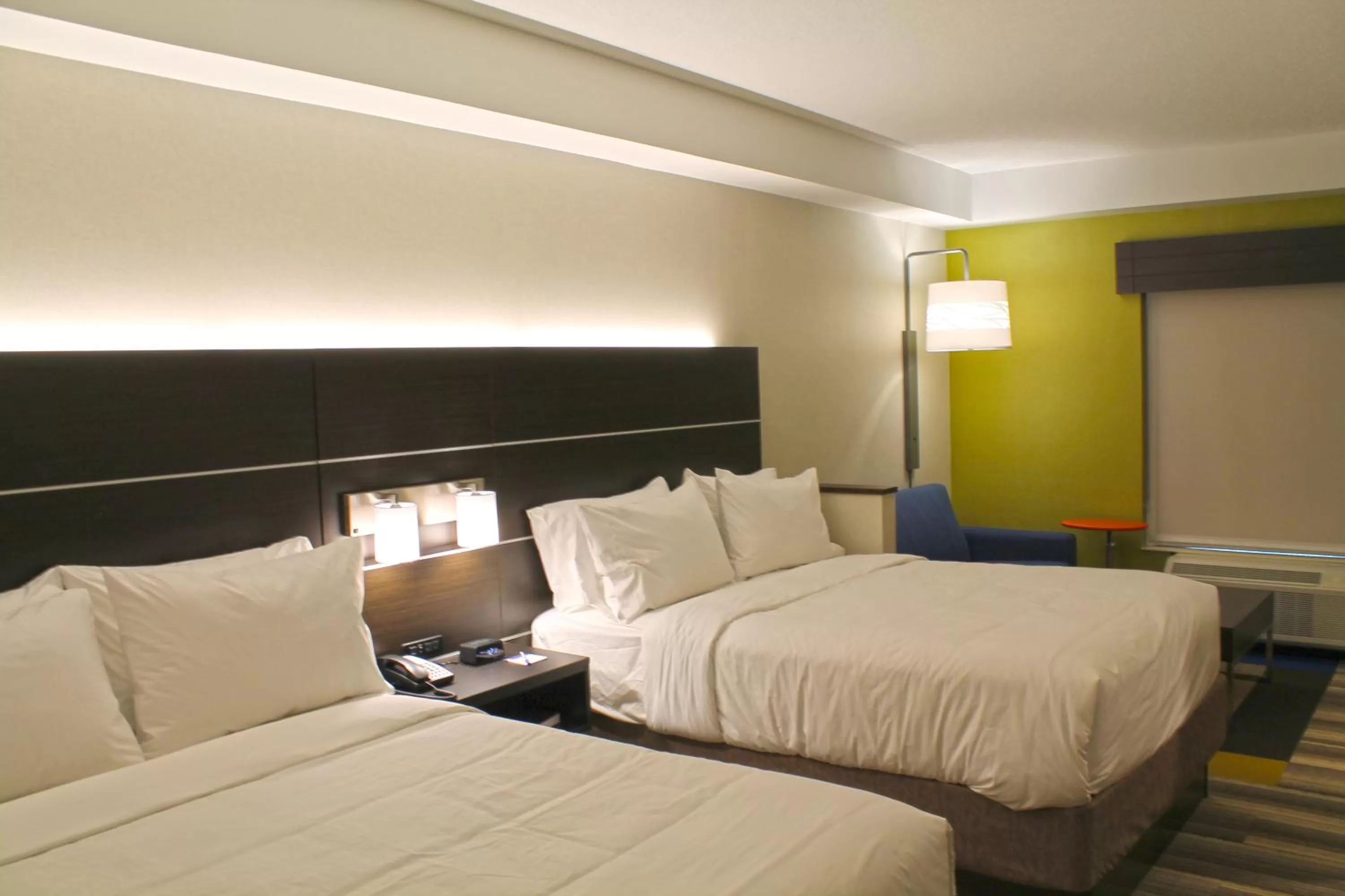 Photo of the whole room, Bed in Holiday Inn Express & Suites - St. Louis South - I-55 by IHG