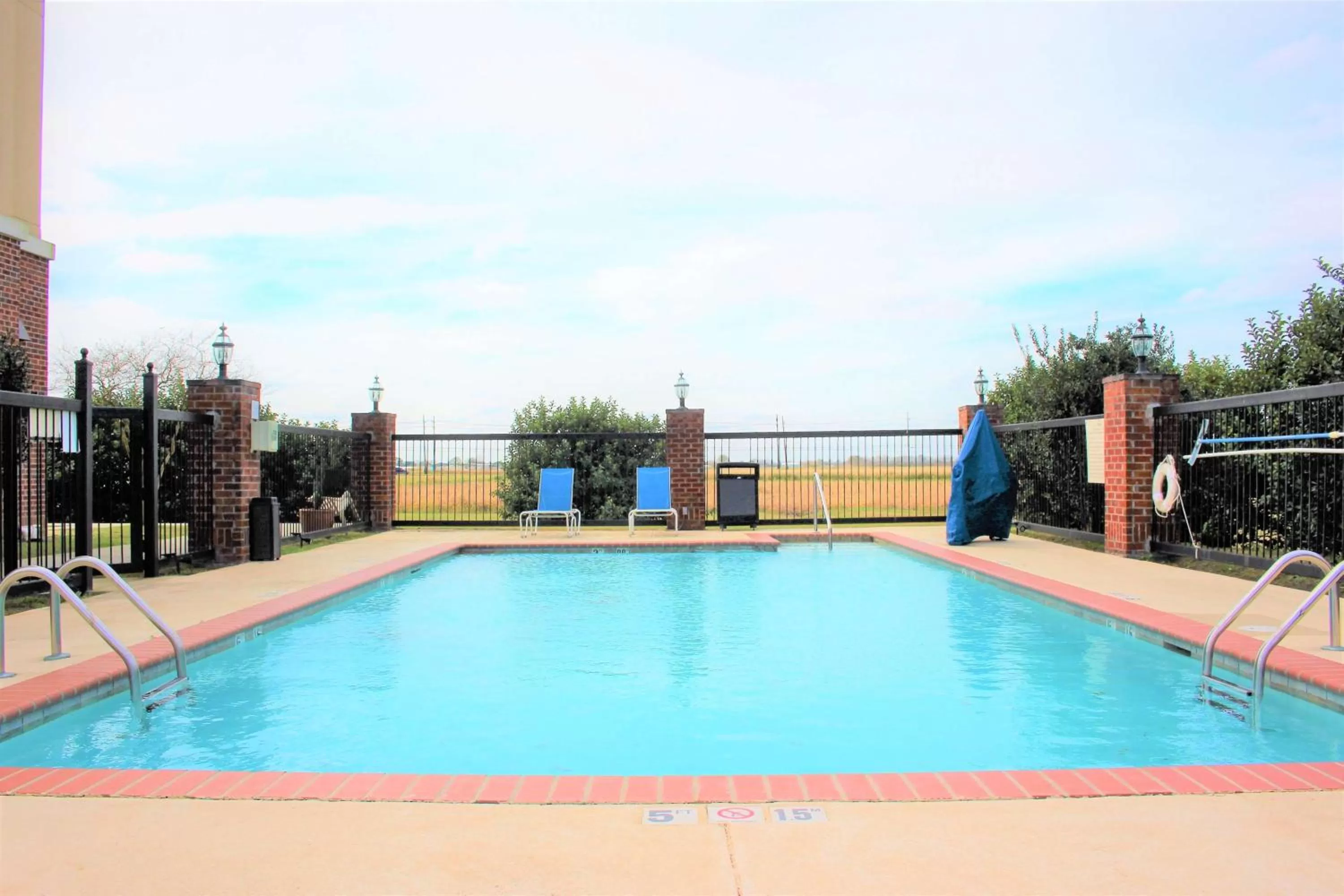 Pool view in Hampton Inn & Suites Thibodaux